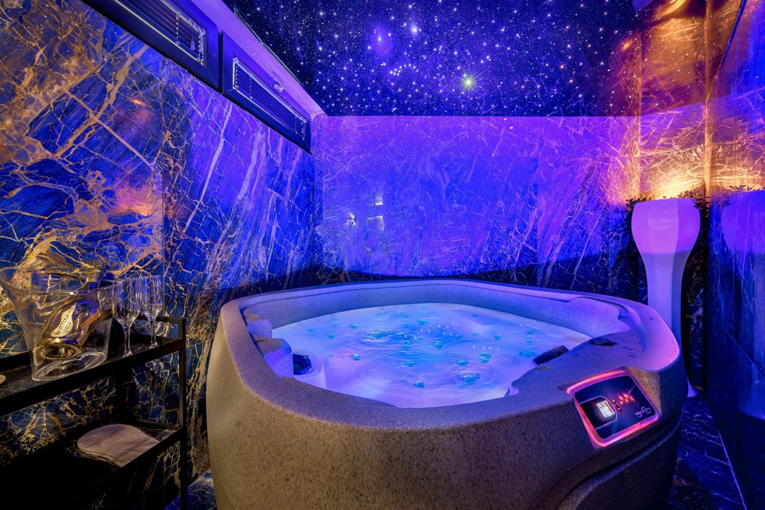 Hot Tub in Madison Luxury Apartments & Rooms