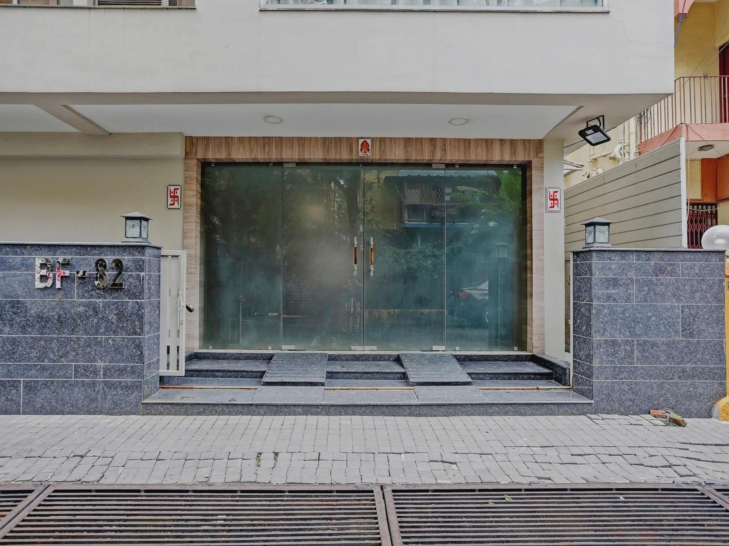 Facade/entrance in Super Townhouse OAK Shubhham Regency