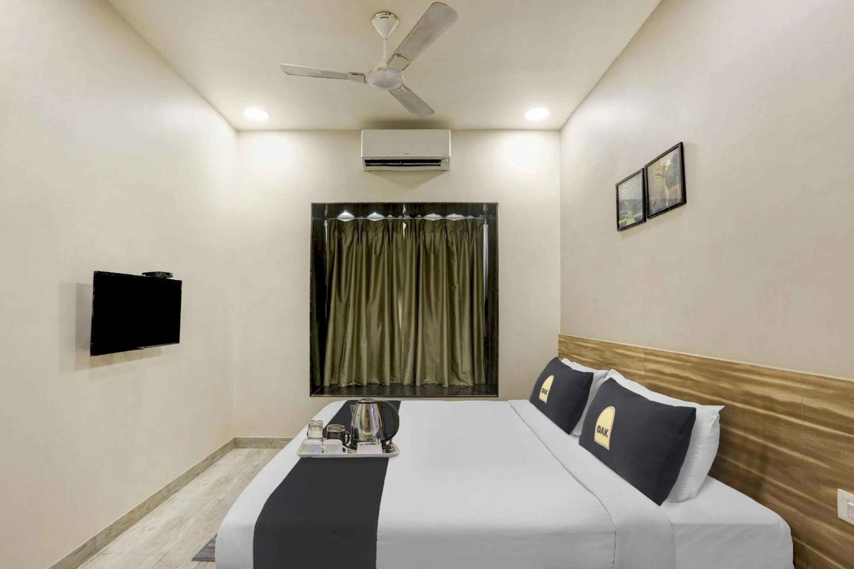 Bedroom, Bed in Super Townhouse OAK Shubhham Regency