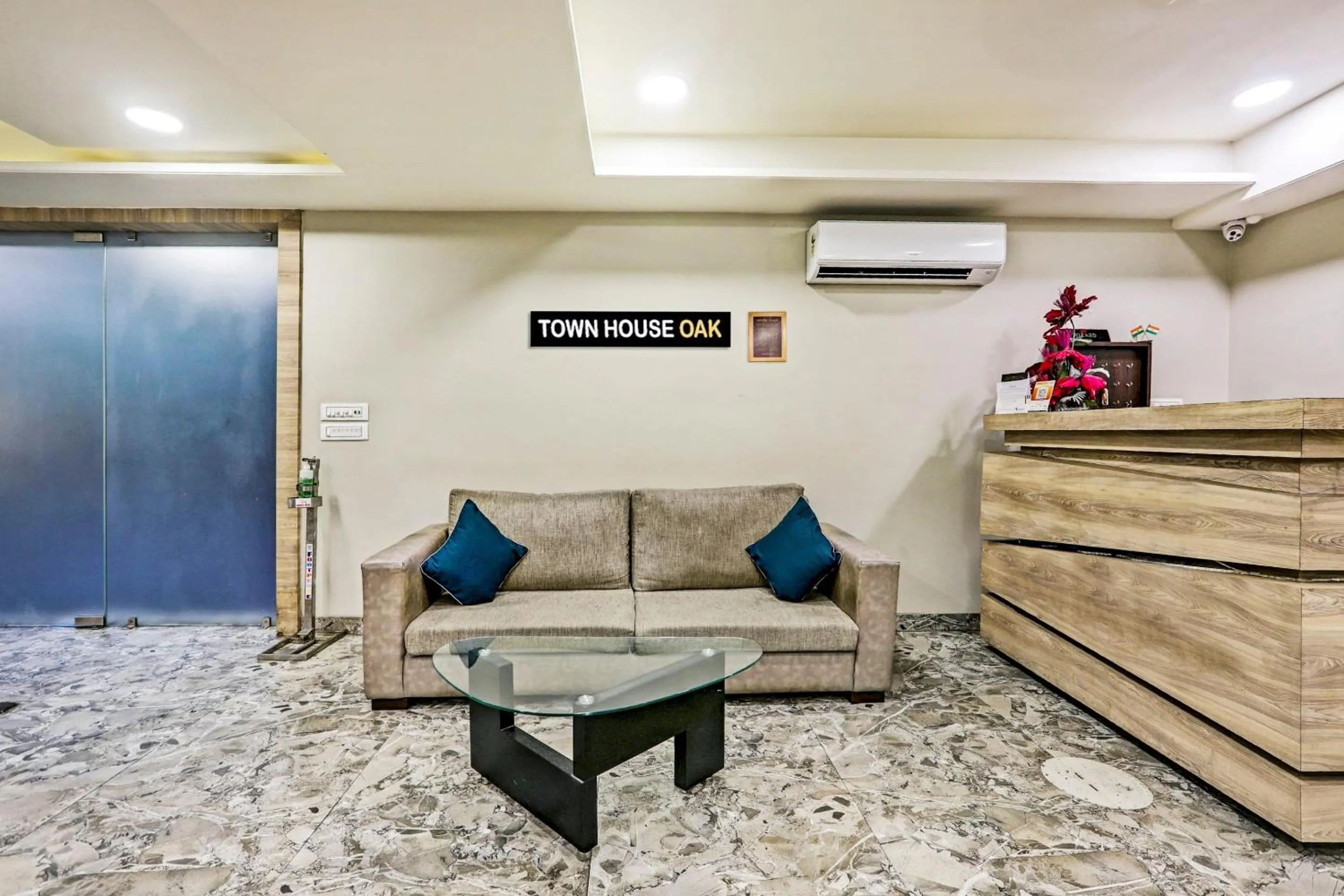 Lobby or reception in Super Townhouse OAK Shubhham Regency