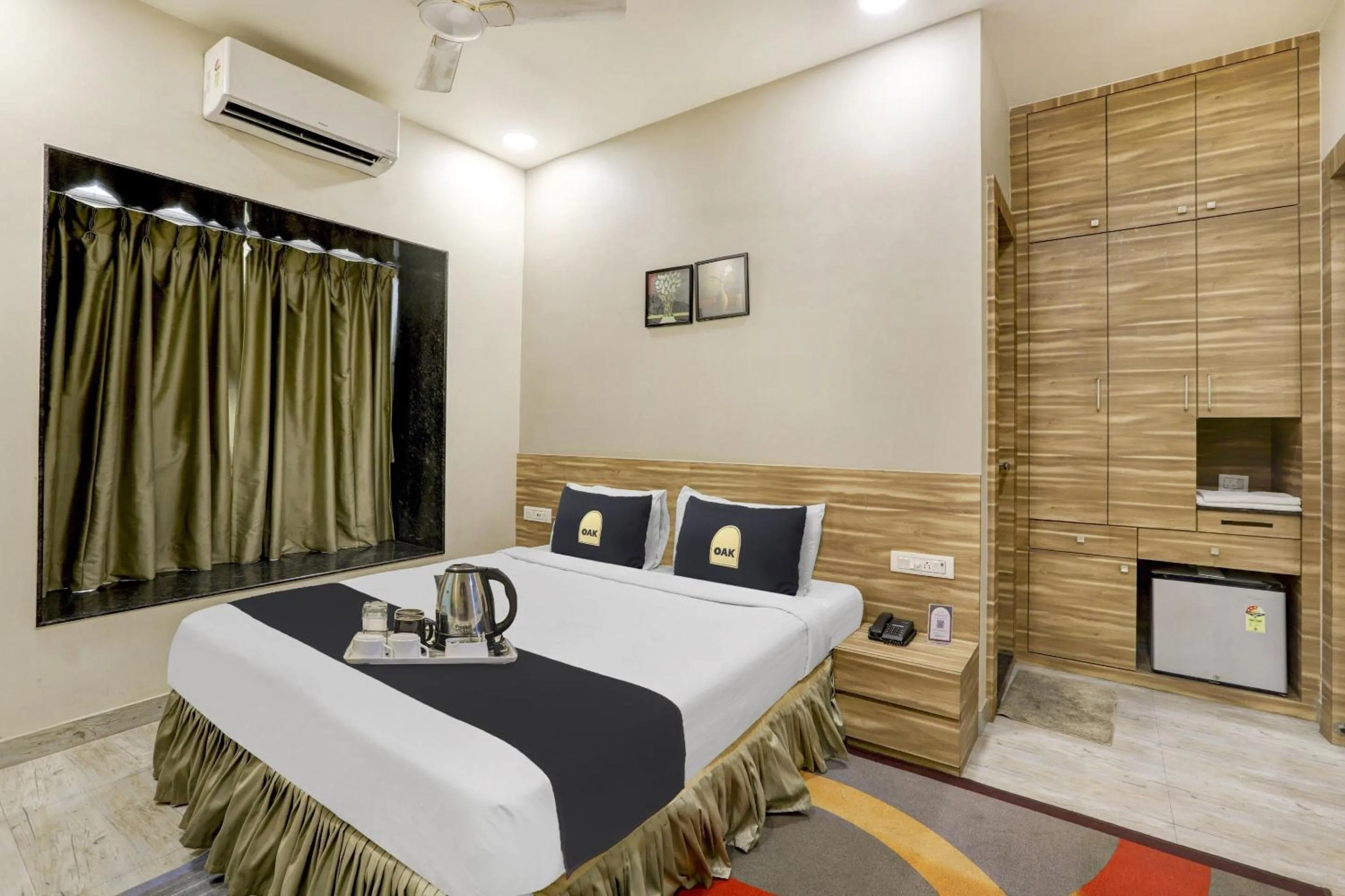 Bedroom, Bed in Super Townhouse OAK Shubhham Regency