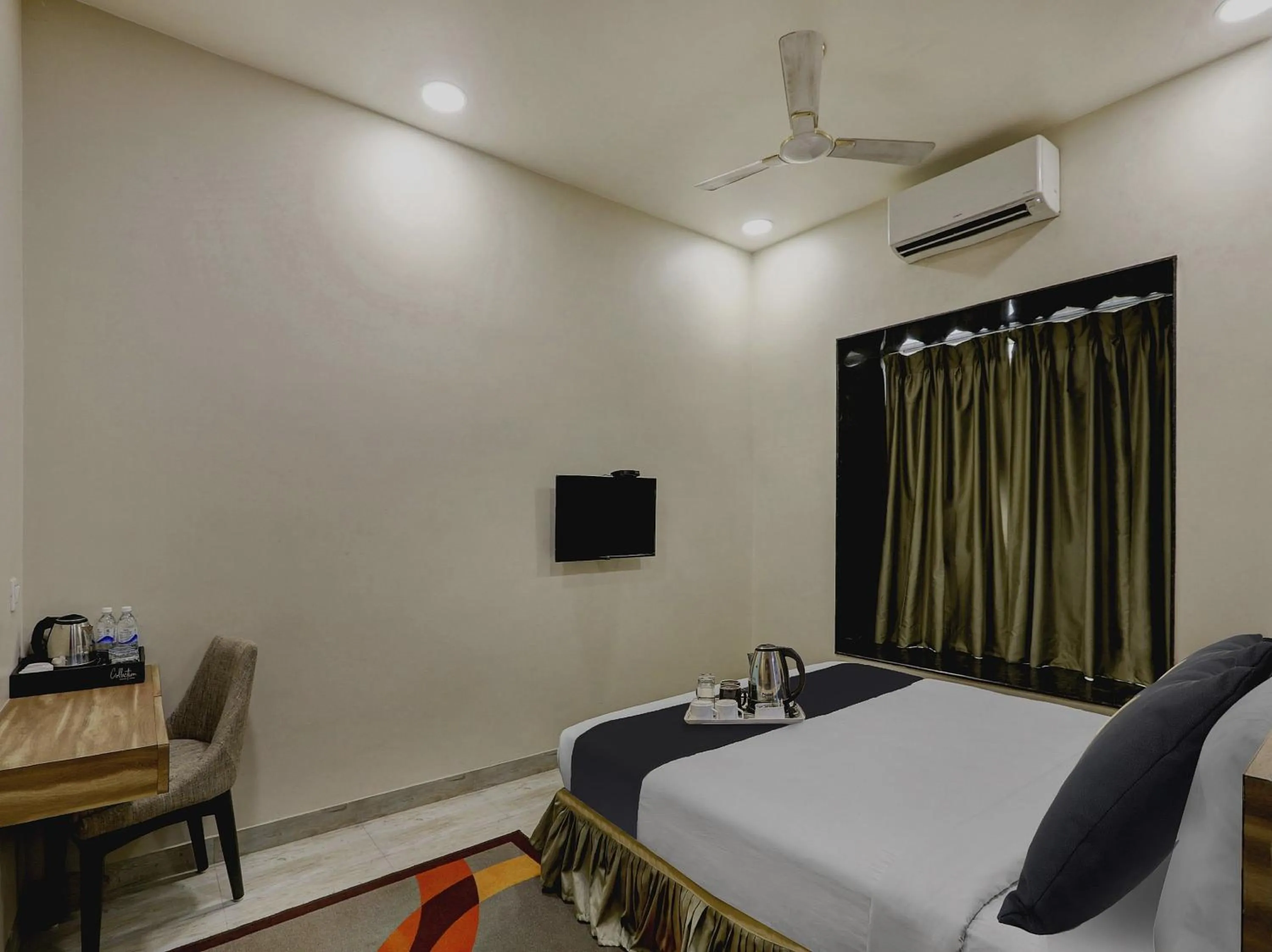 Bedroom in Super Townhouse OAK Shubhham Regency