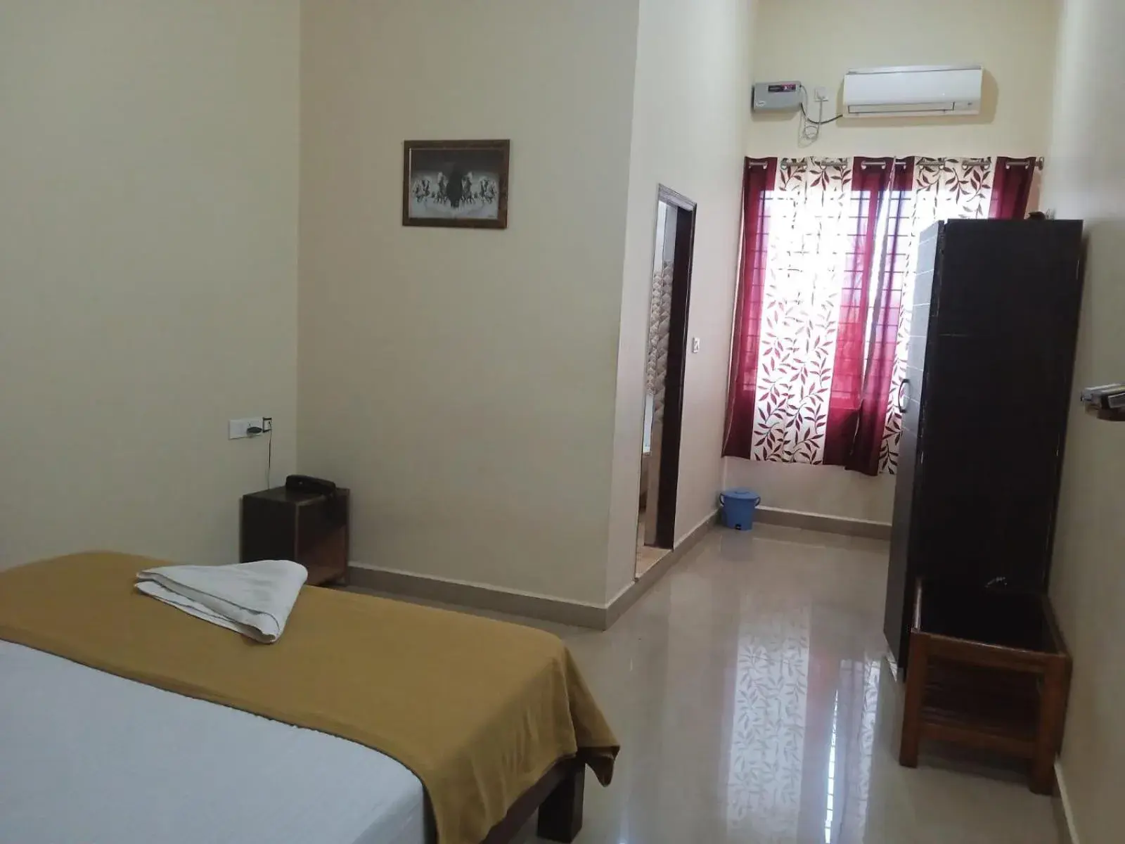 Double Room in GRAND JP INN Near 2 km from Gundlupet bus stand Double Room in GRAND JP INN Near 2 km from Gundlupet bus stand