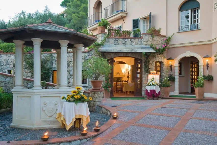 Property building in Hotel Punta Est