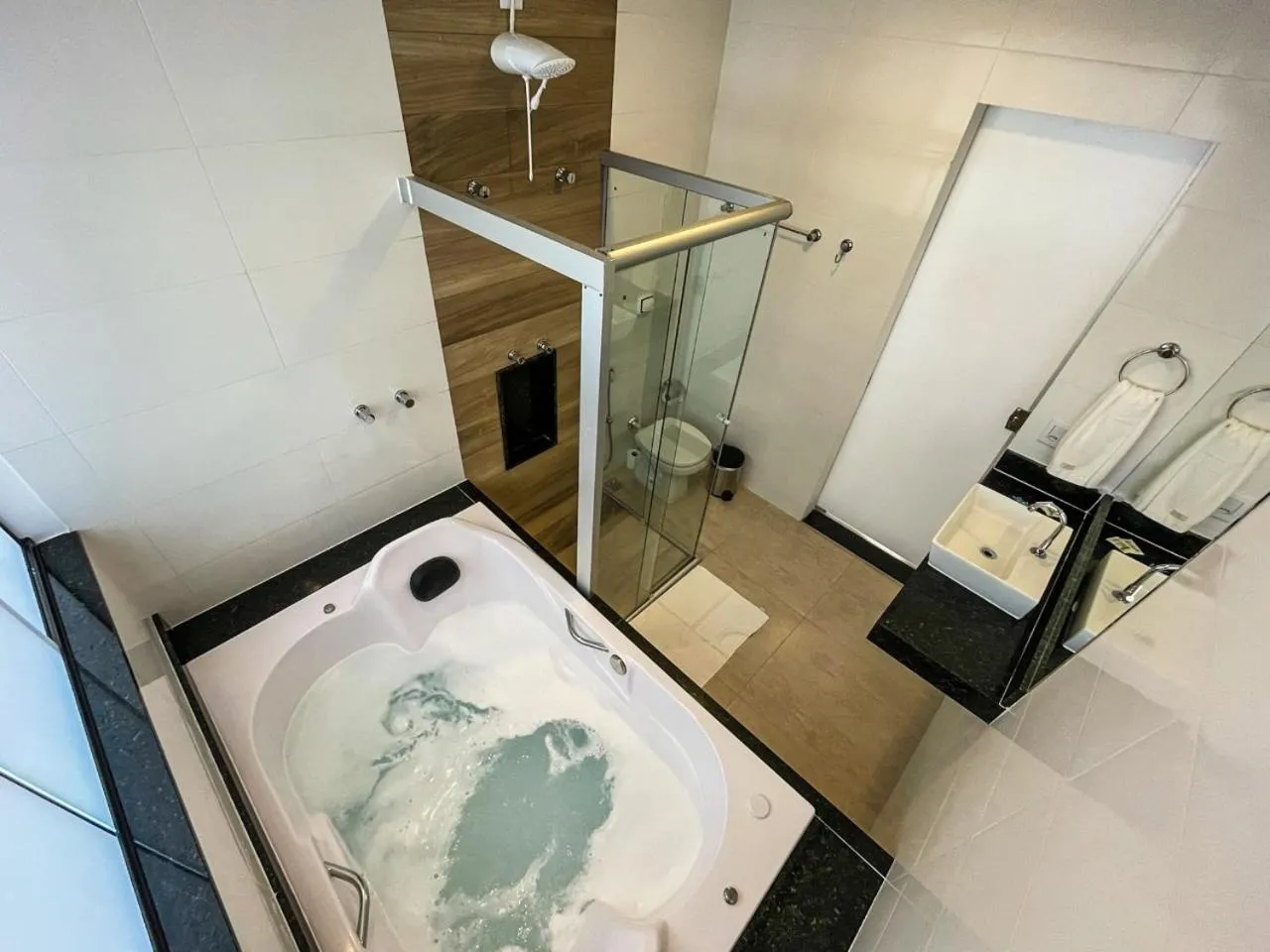 Triple Room with Bath in Pousada Capitólio