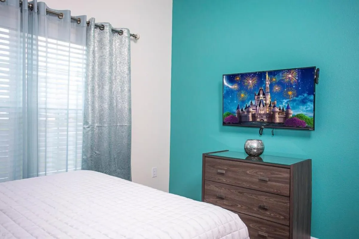 Bed in Wonderful 5 Bedroom w/ Pool Close to Disney 4801