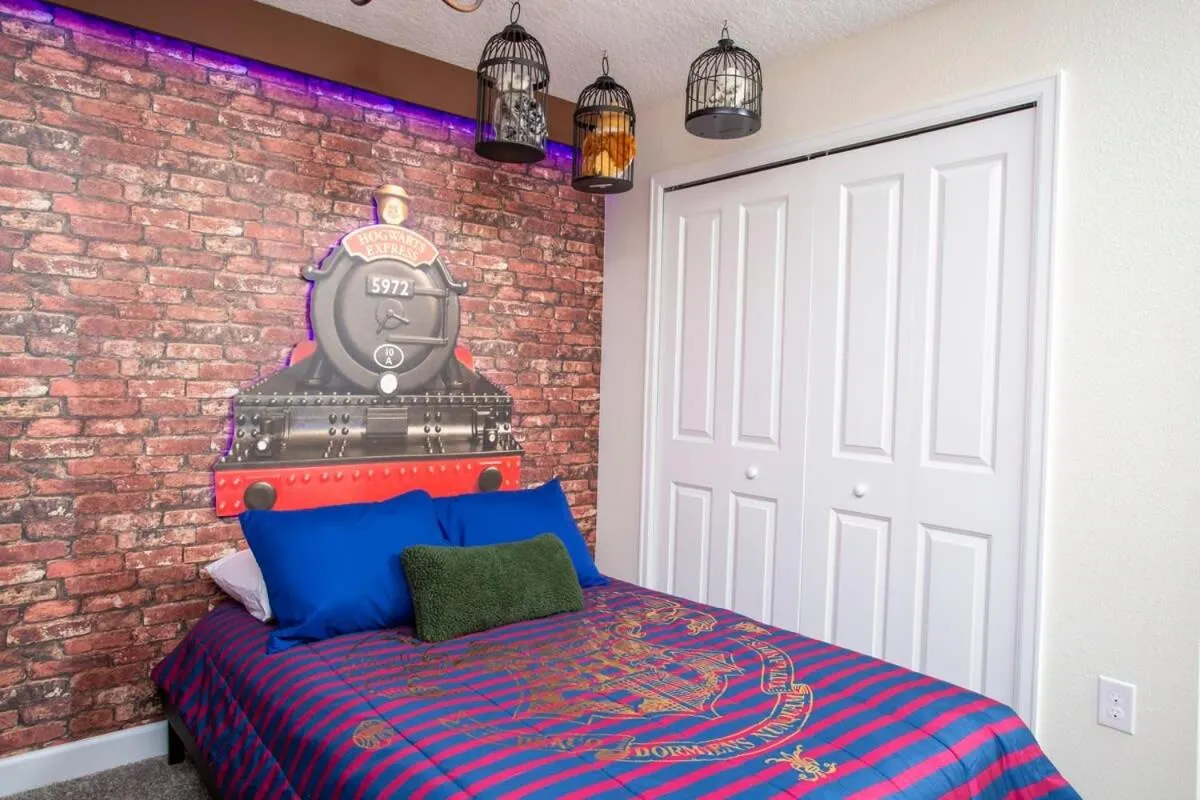 Bed in Gorgeous 4 Bedroom w/ Pool Close to Disney 4836