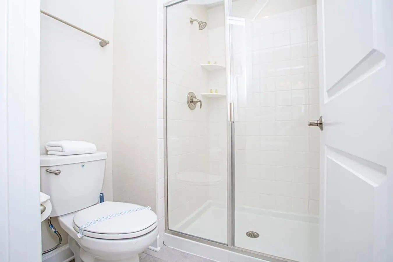 Gorgeous 4 Bedroom w/ Pool Close to Disney 4836