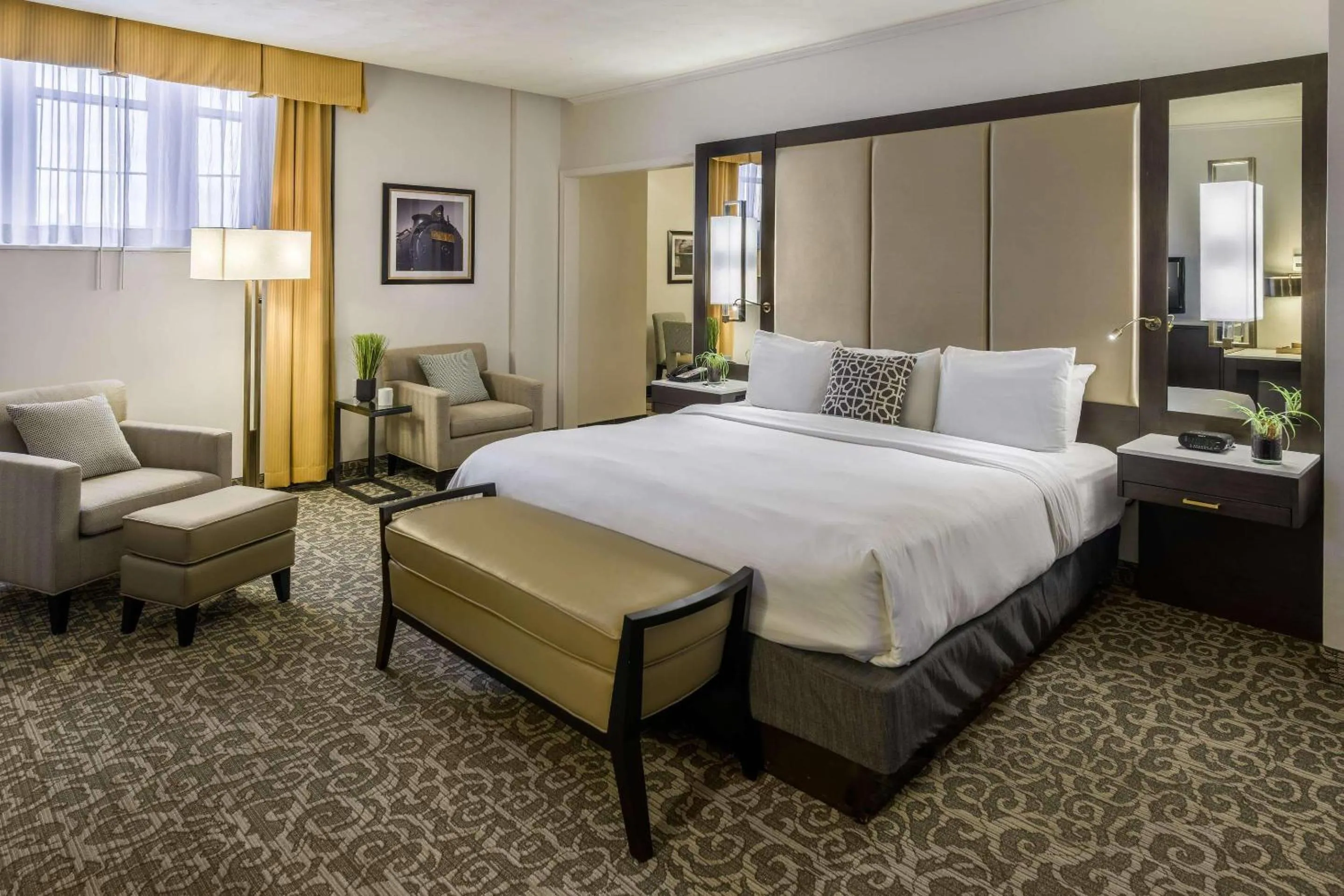 Bedroom, Bed in Radisson Lackawanna Station Hotel Scranton