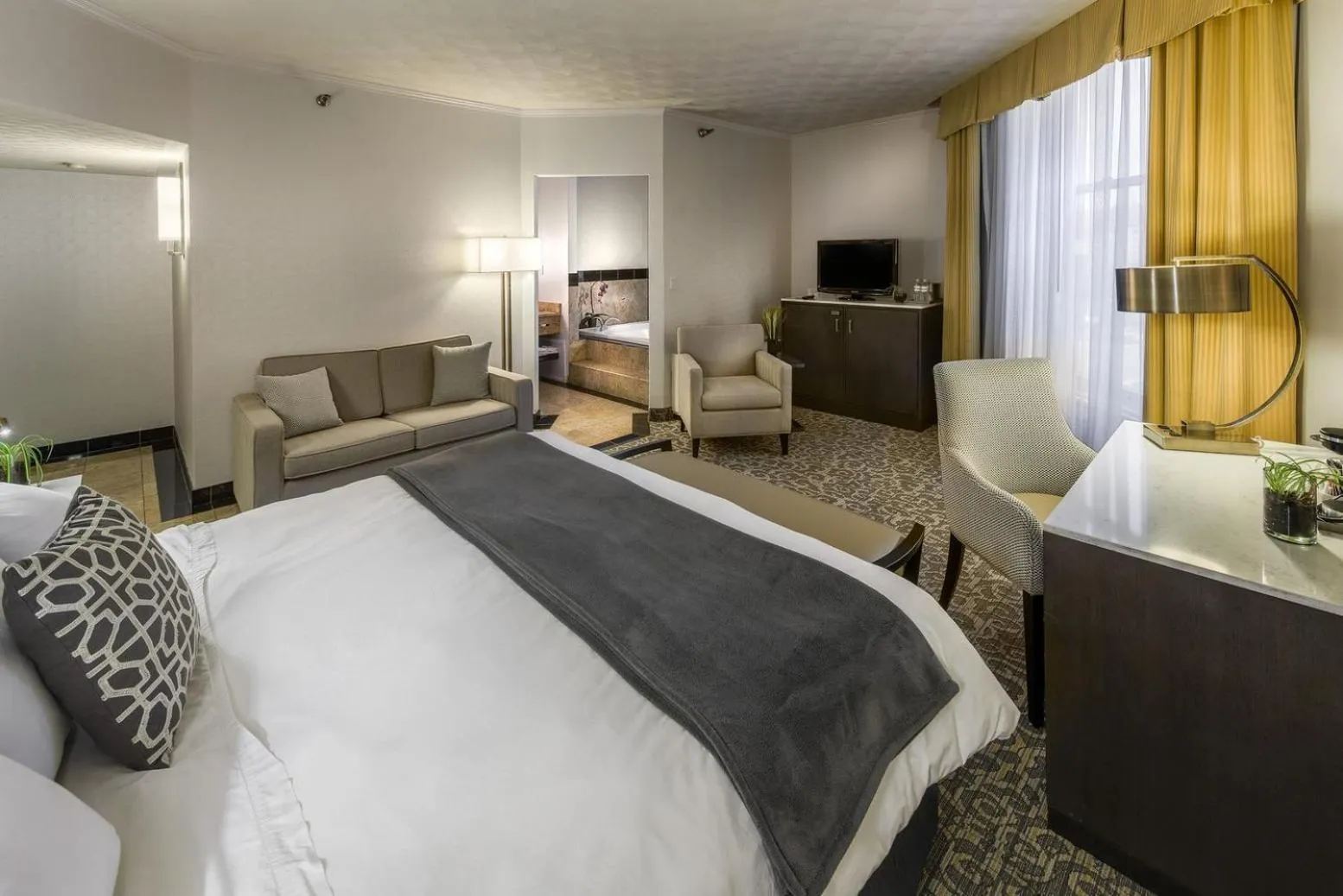 Photo of the whole room, Bed in Radisson Lackawanna Station Hotel Scranton