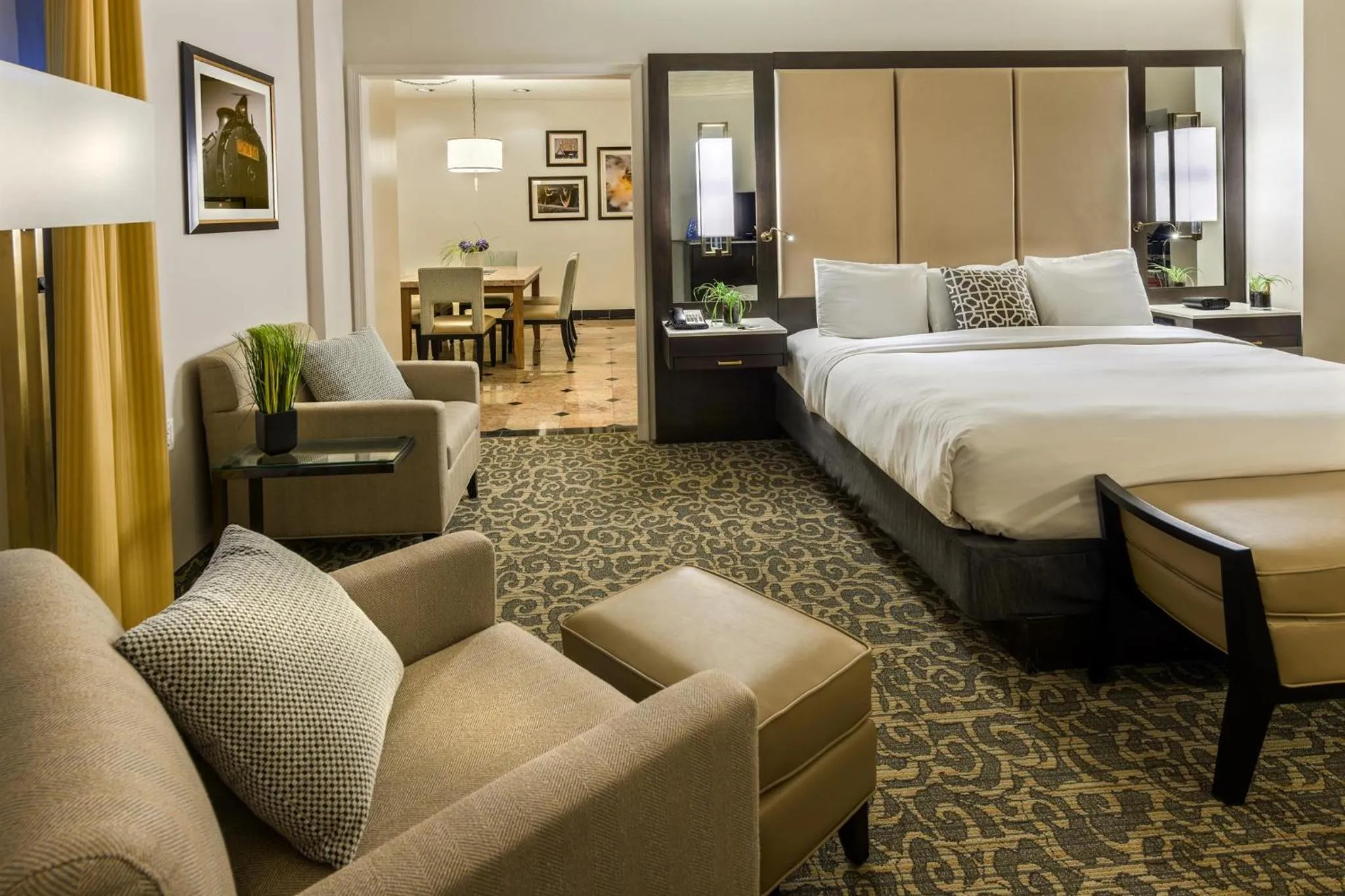 Photo of the whole room, Bed in Radisson Lackawanna Station Hotel Scranton