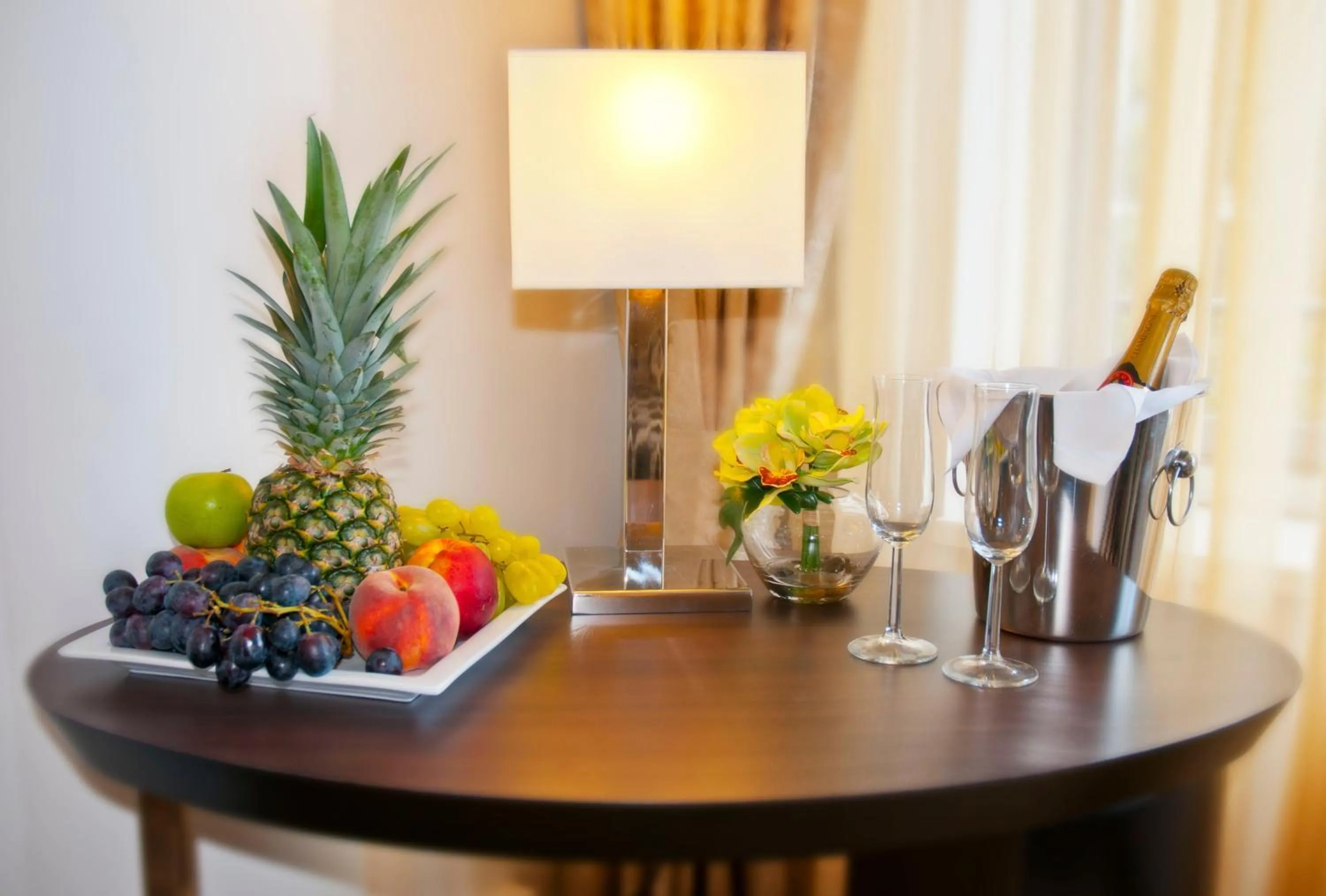 Food and drinks in Hotel Vier Jahreszeiten Berlin City