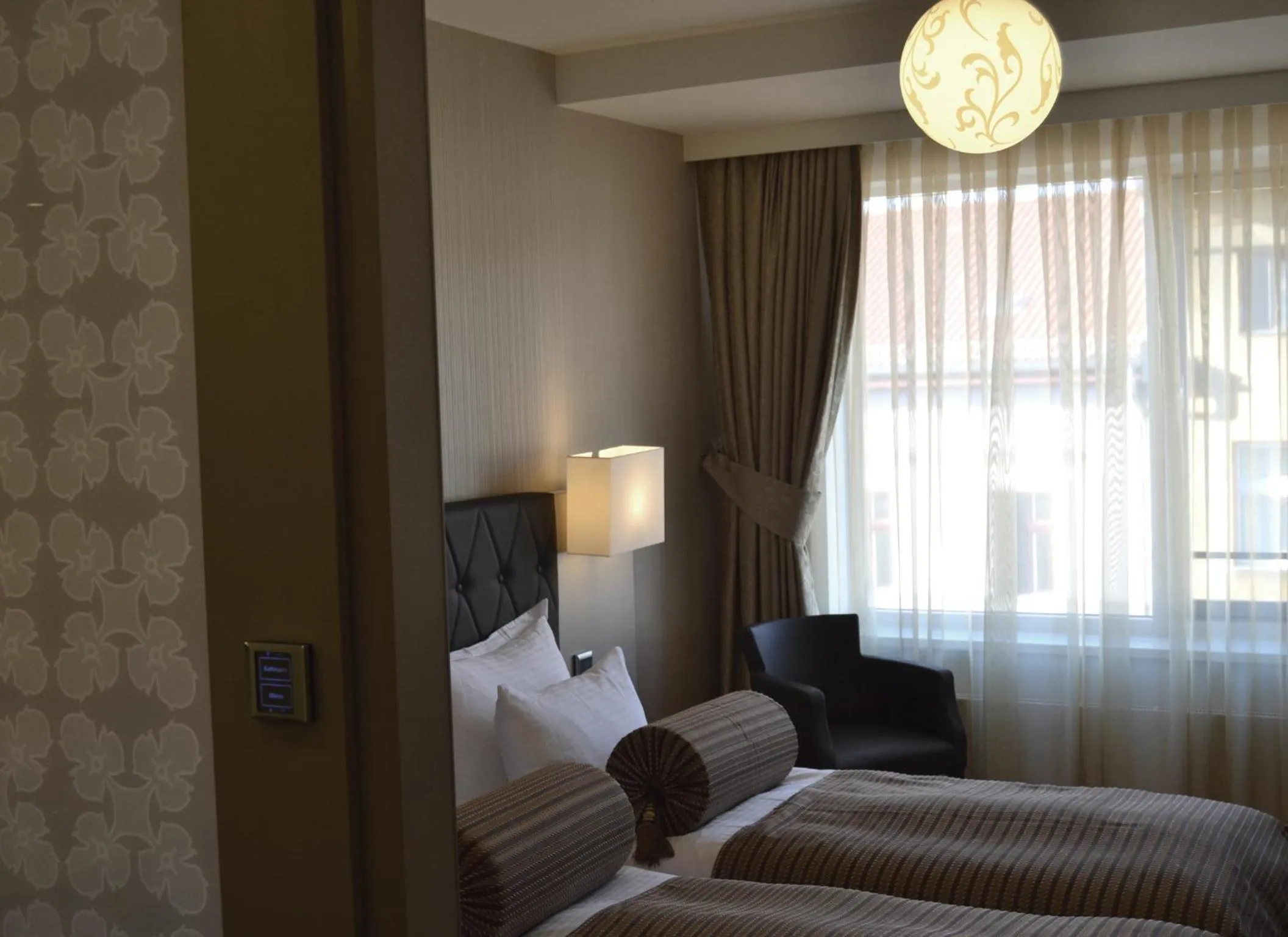 Bed, TV/Entertainment Center in Hotel Vier Jahreszeiten Berlin City