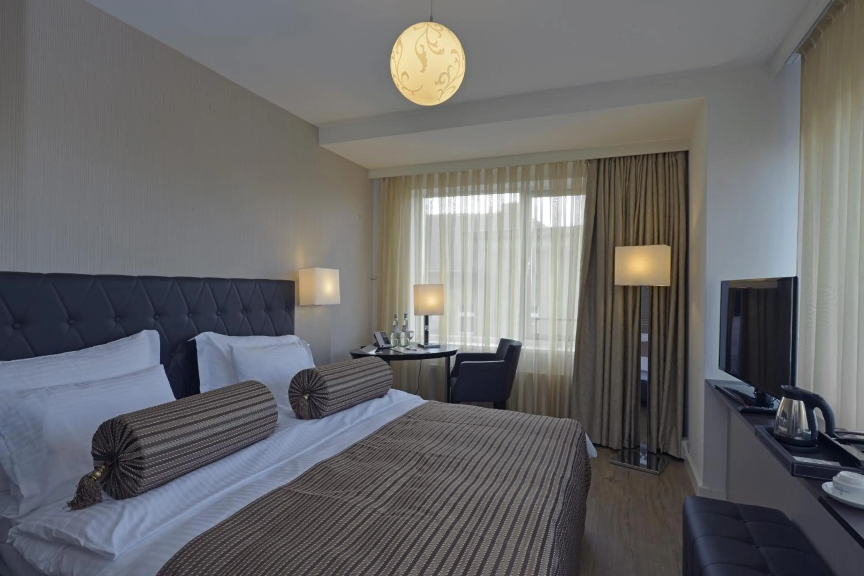 Bed in Hotel Vier Jahreszeiten Berlin City