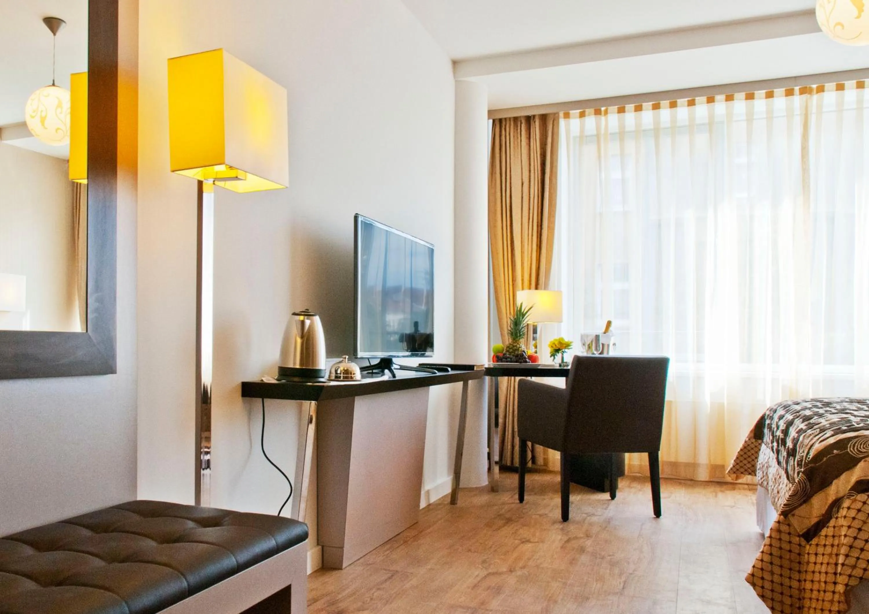 TV and multimedia, TV/Entertainment Center in Hotel Vier Jahreszeiten Berlin City