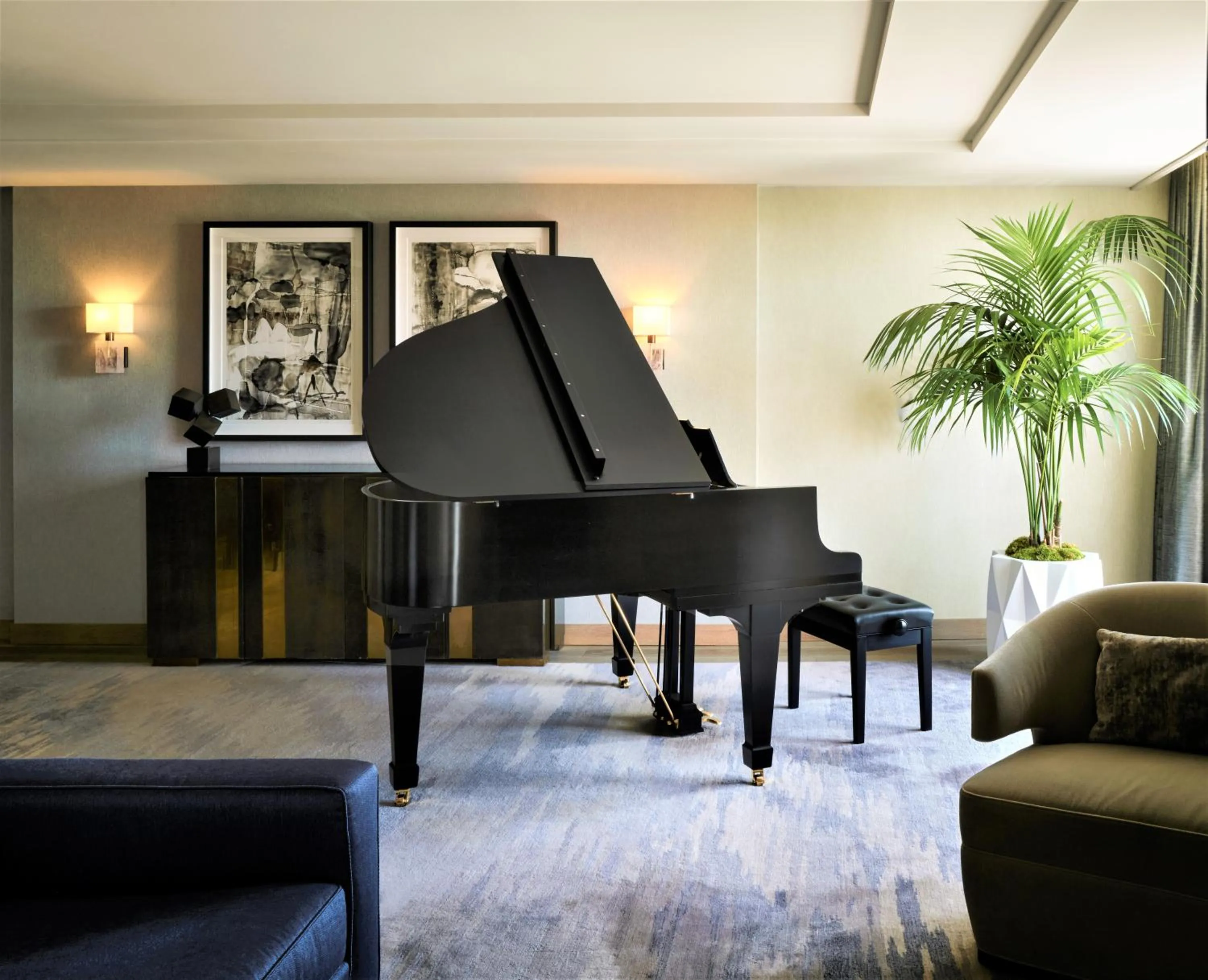 Living room in L'Ermitage Beverly Hills