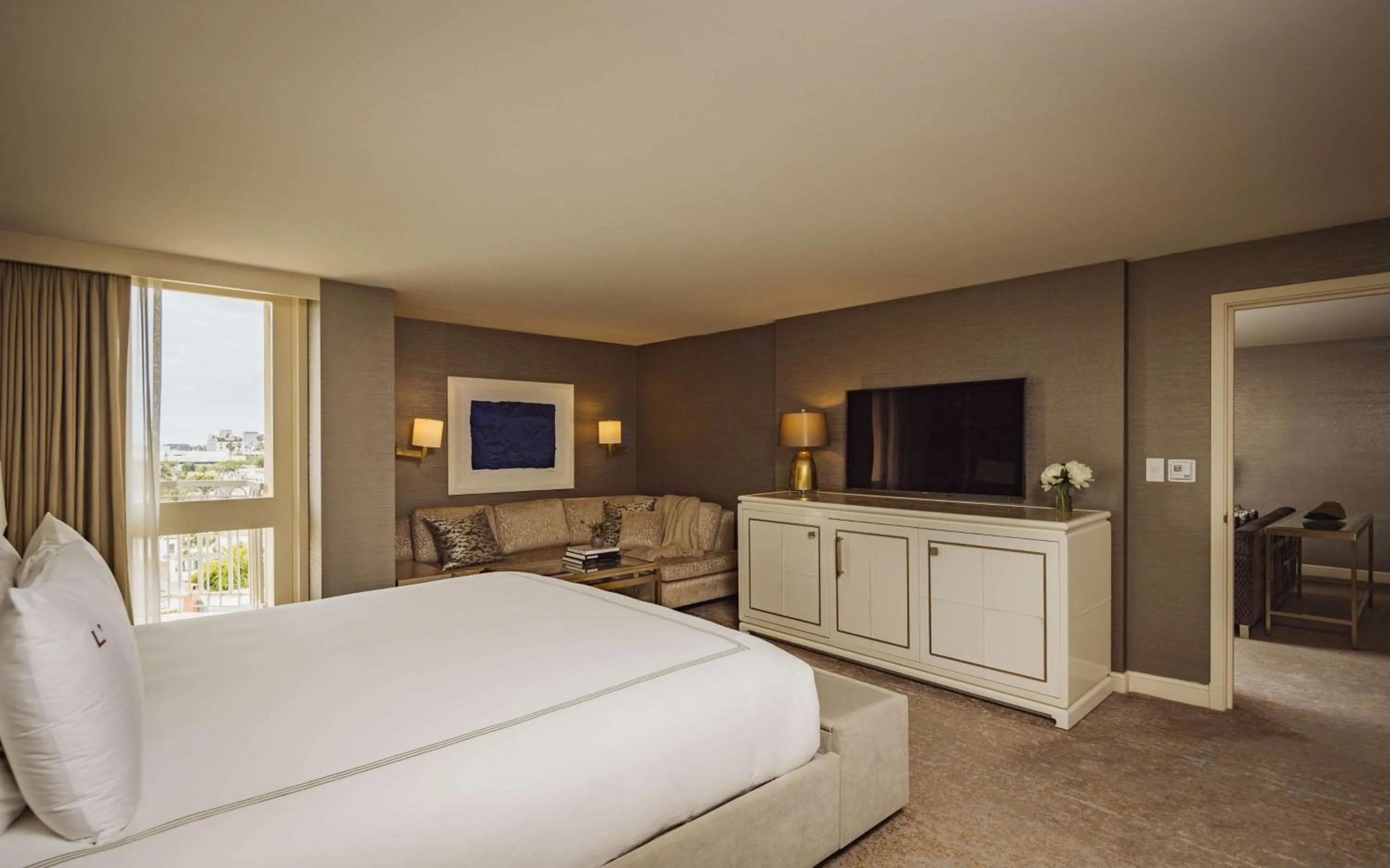 Photo of the whole room, Bed in L'Ermitage Beverly Hills