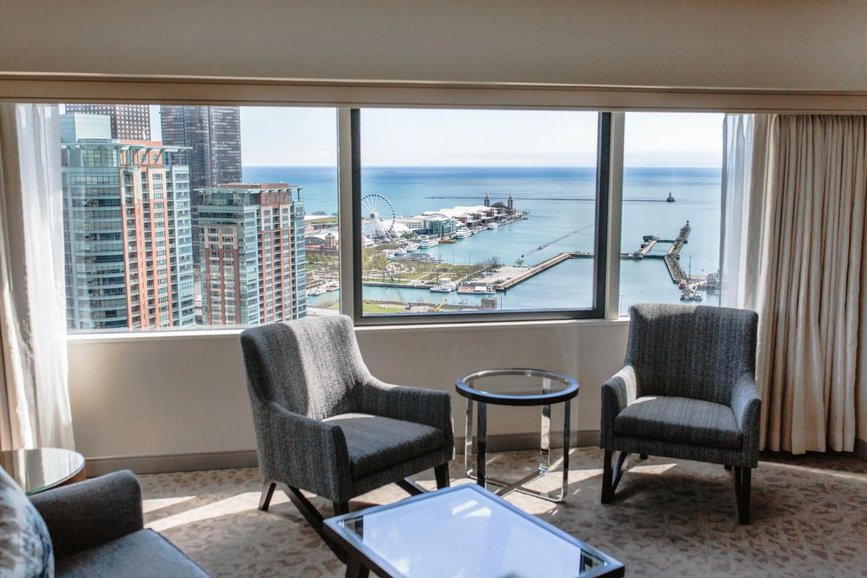 Living room in Swissotel Chicago