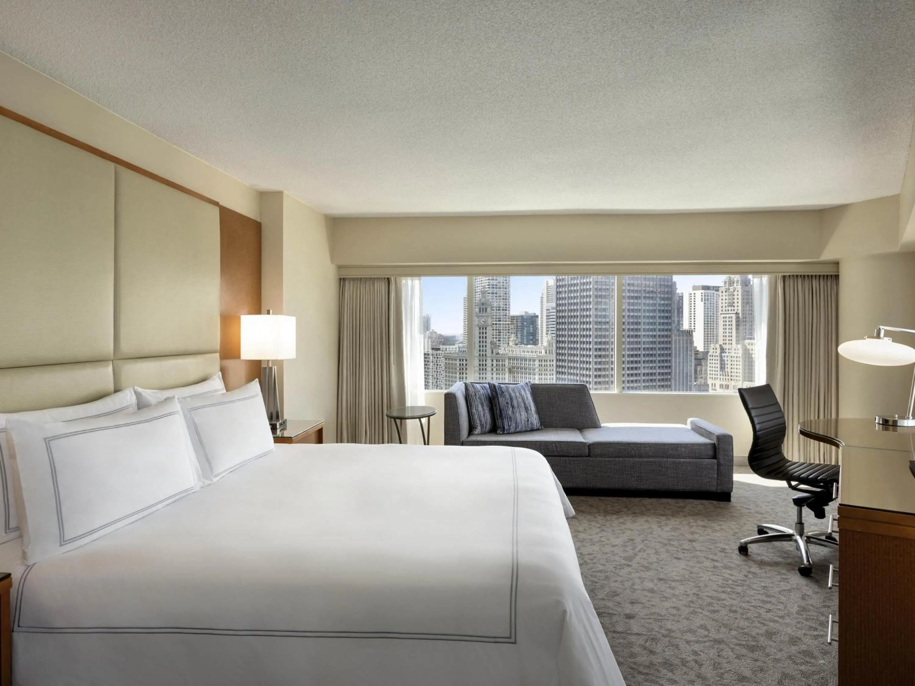 Bedroom, Bed in Swissotel Chicago