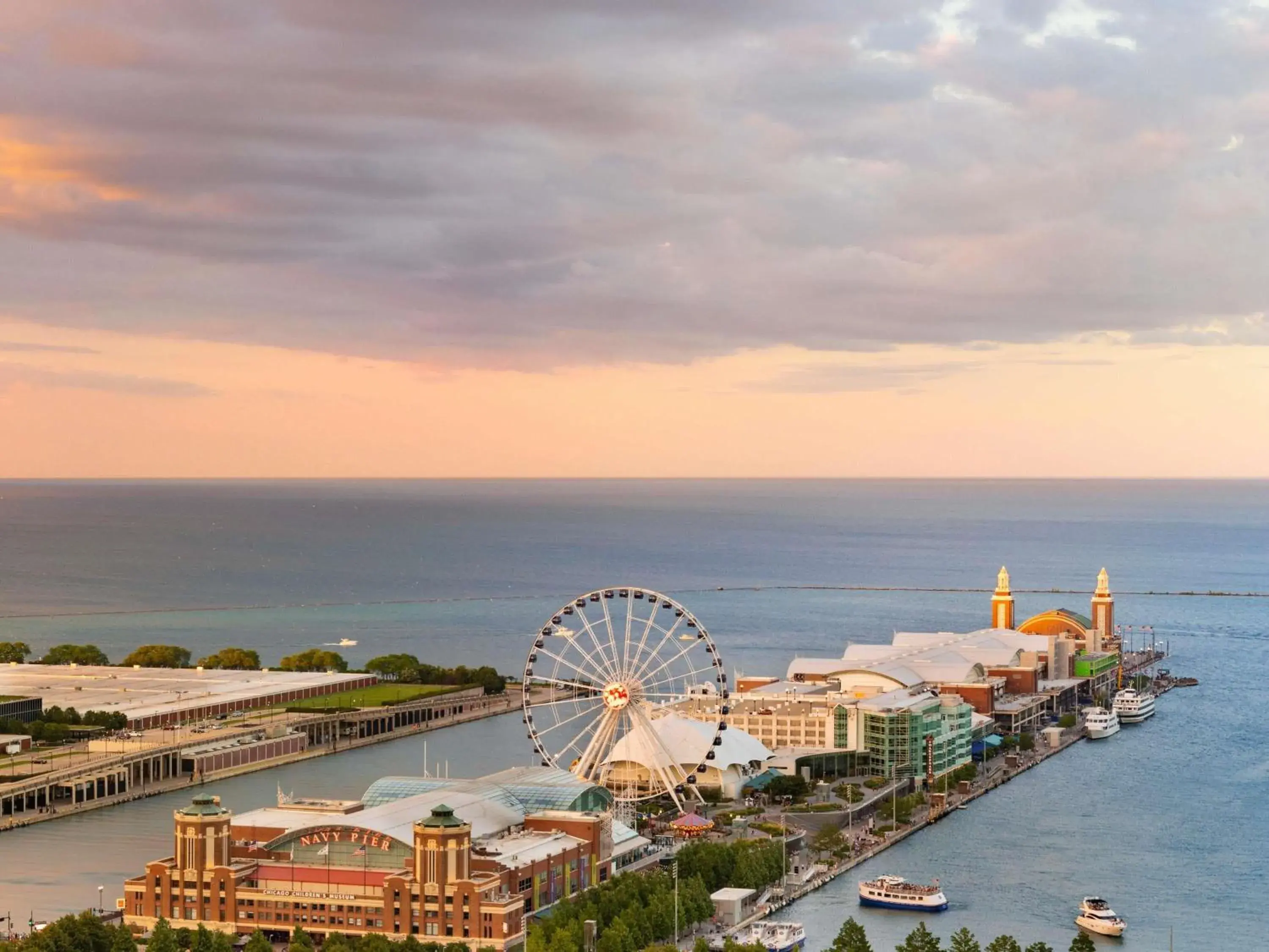 Property building in Swissotel Chicago Property building in Swissotel Chicago