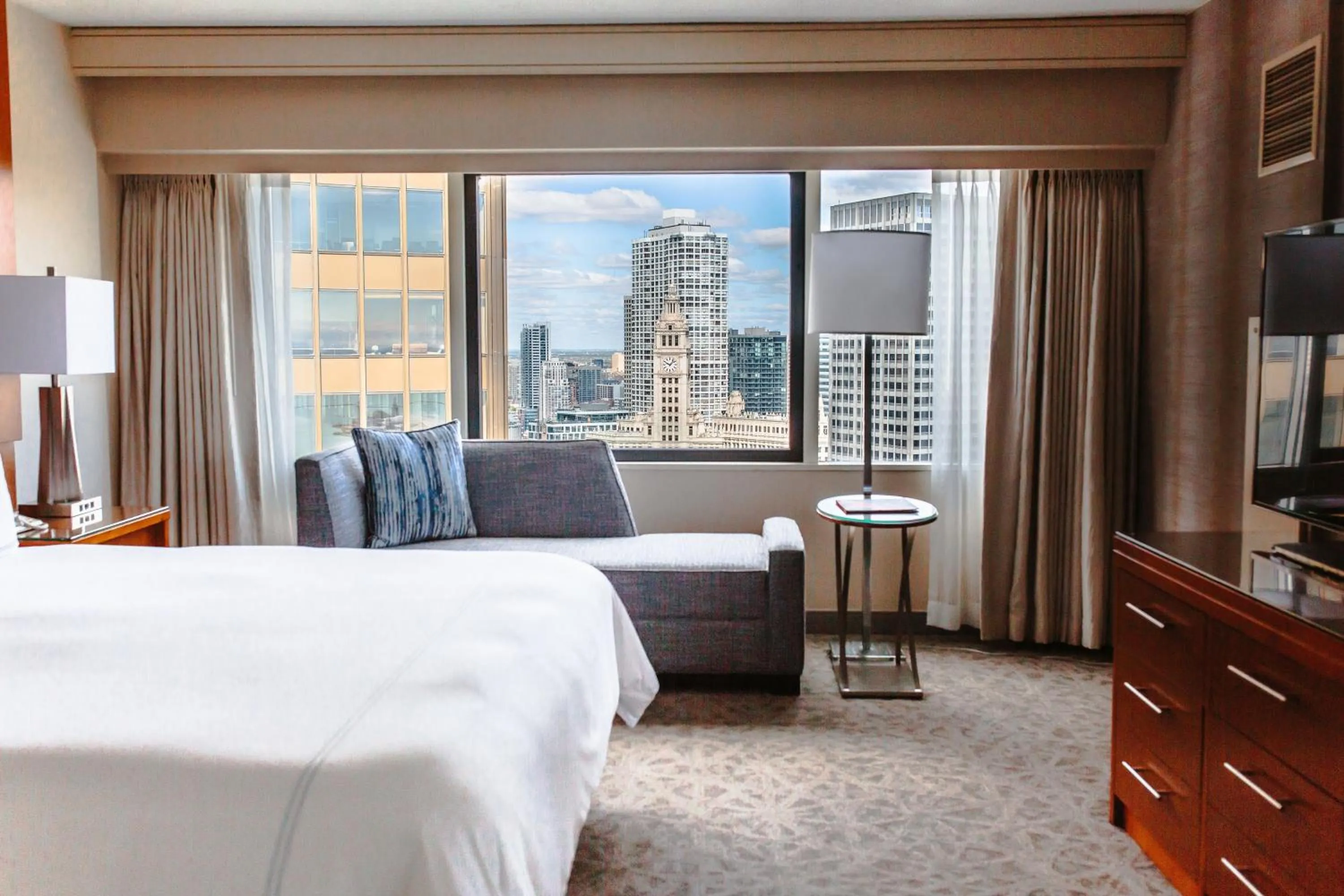 Bedroom, Bed in Swissotel Chicago