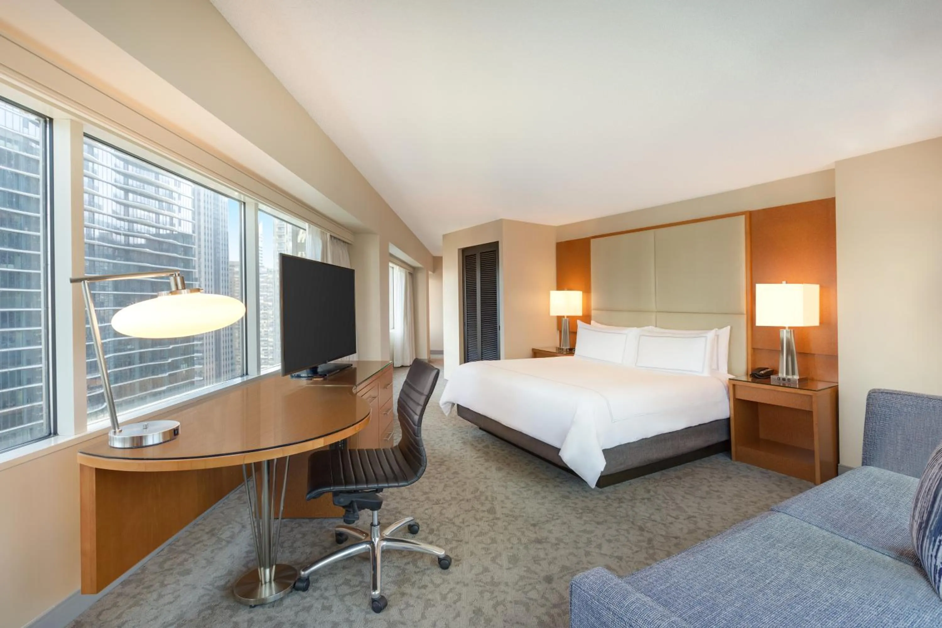 Photo of the whole room, Bed in Swissotel Chicago