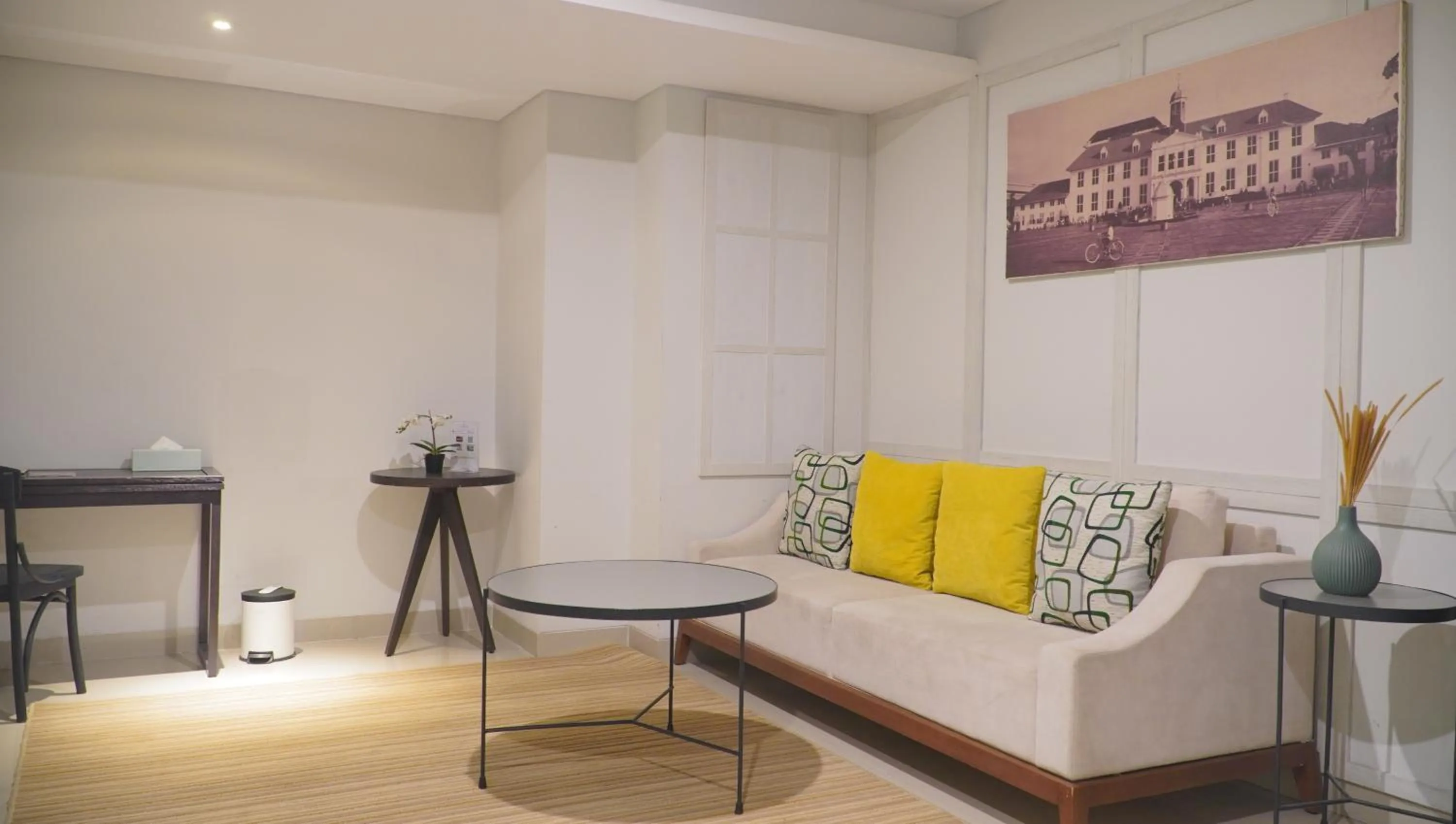 Living room in Jambuluwuk Thamrin Hotel
