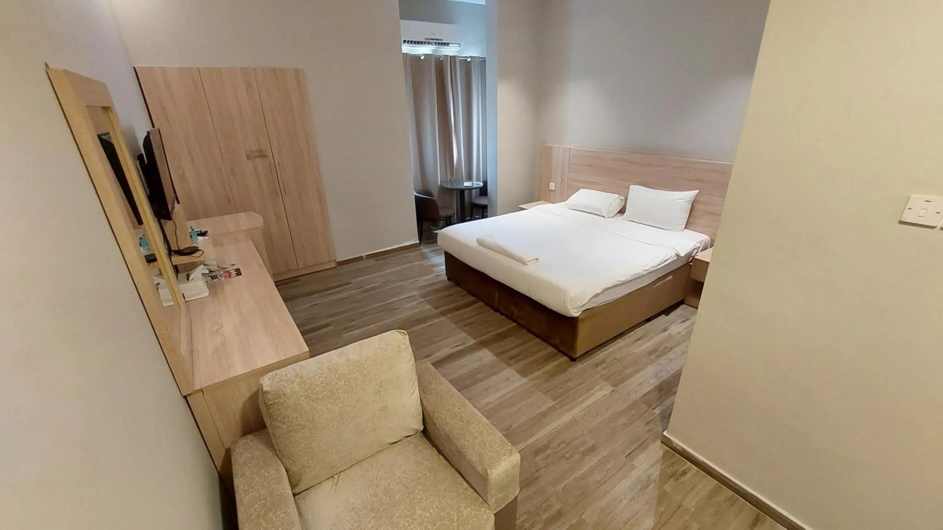 Bedroom, Bed in Grand Flora Hotel