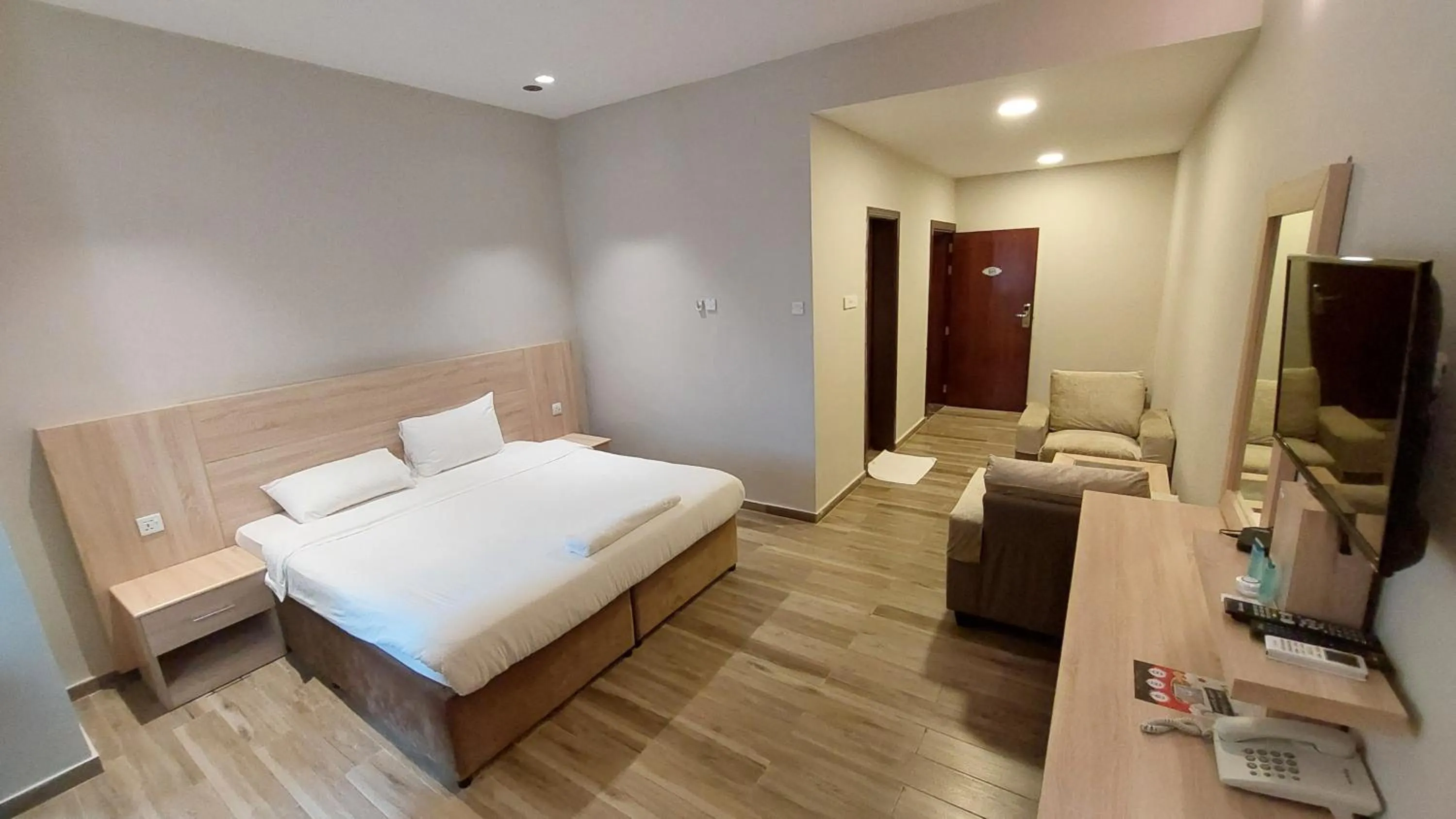 Bedroom, Bed in Grand Flora Hotel