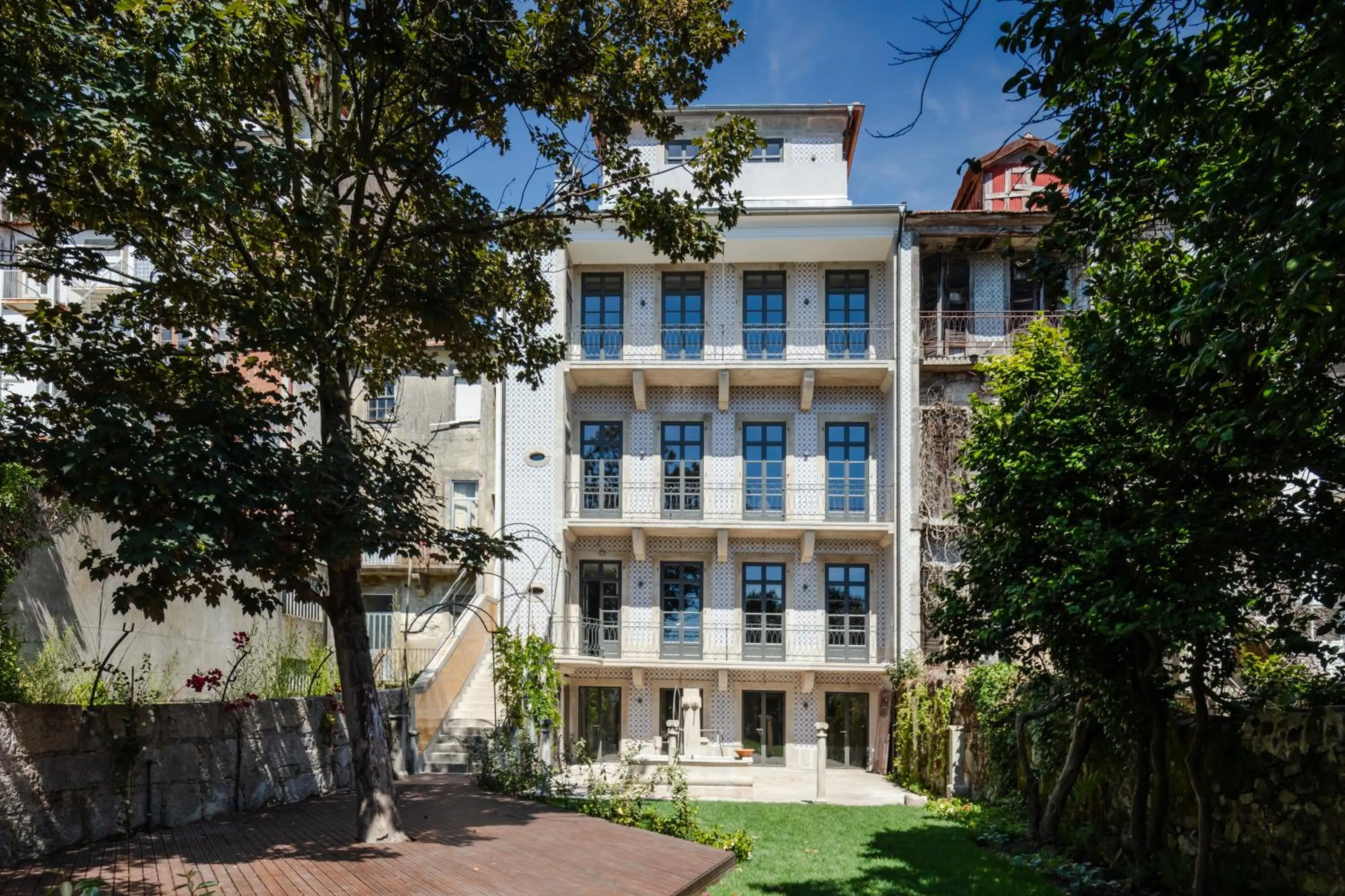 Property building in Menina Colina Guesthouse