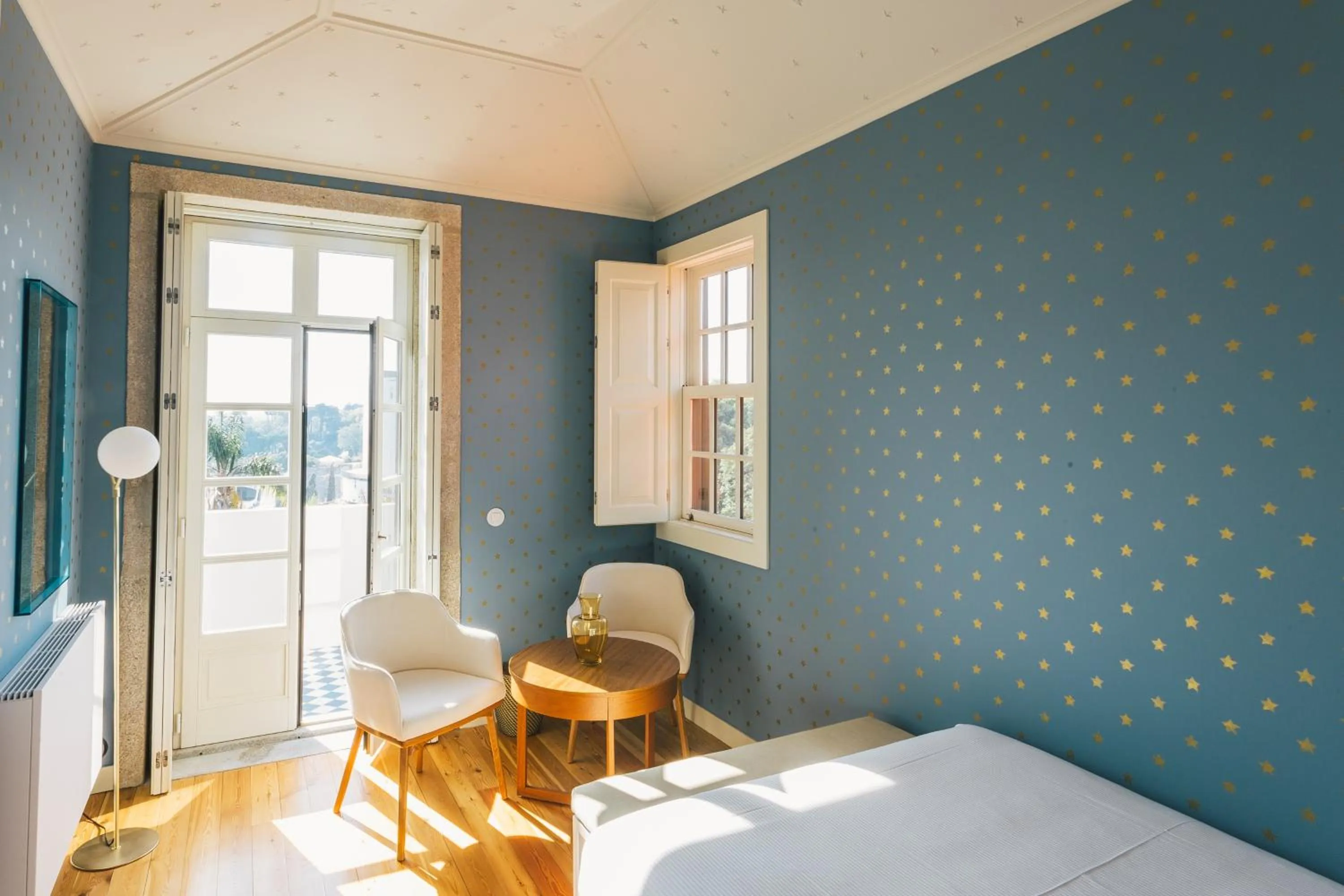 Seating area, Bed in Menina Colina Guesthouse