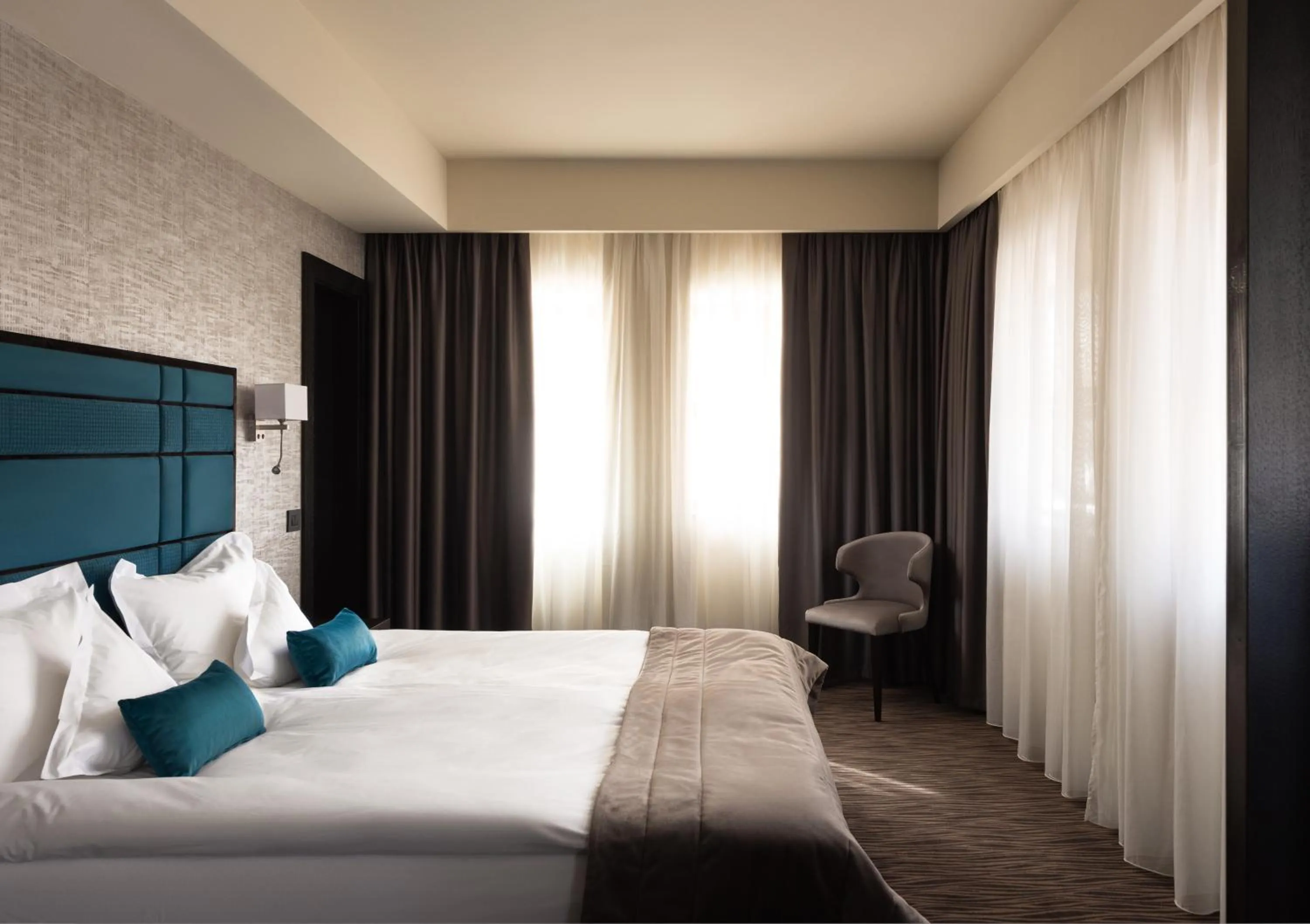 Staff, Bed in Old Town Hotel