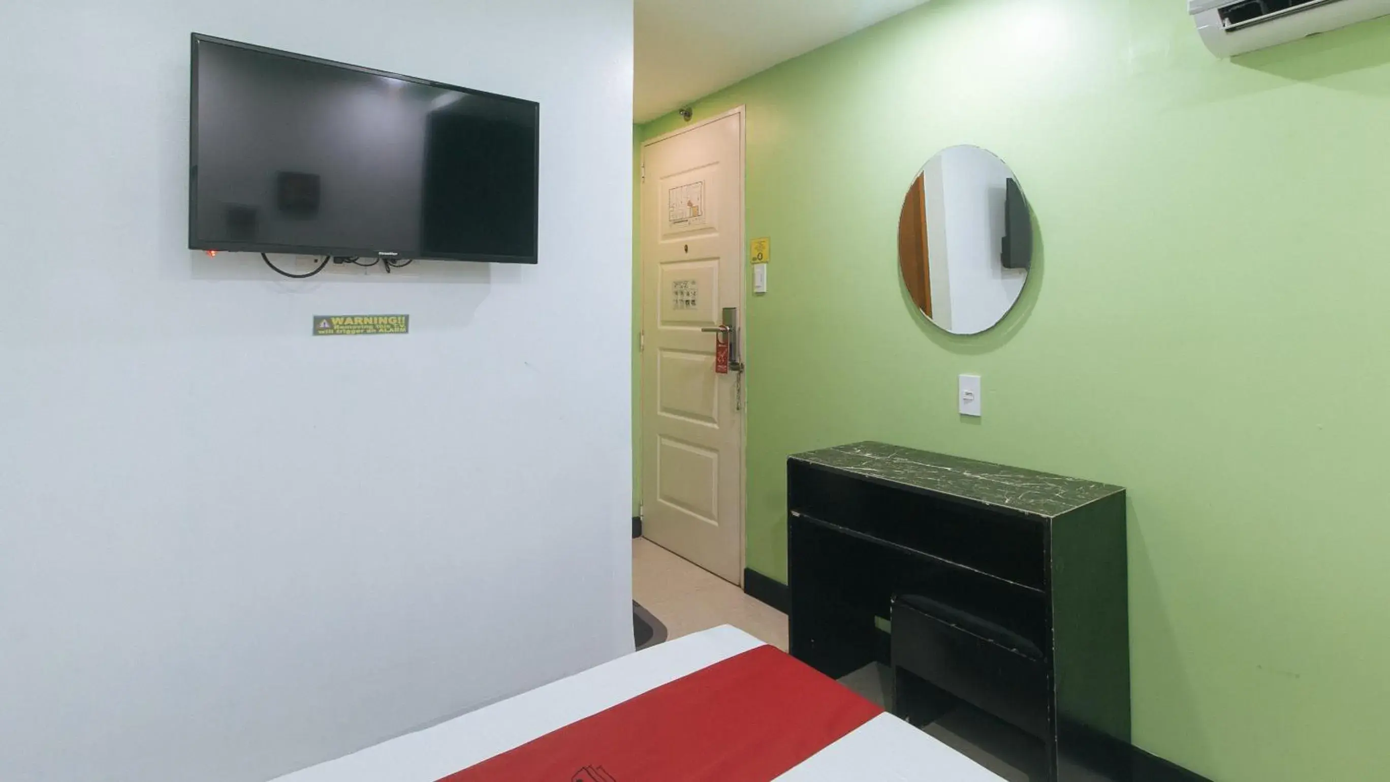 Bed in RedDoorz at Ranchotel Bayanan Alabang Bed in RedDoorz at Ranchotel Bayanan Alabang