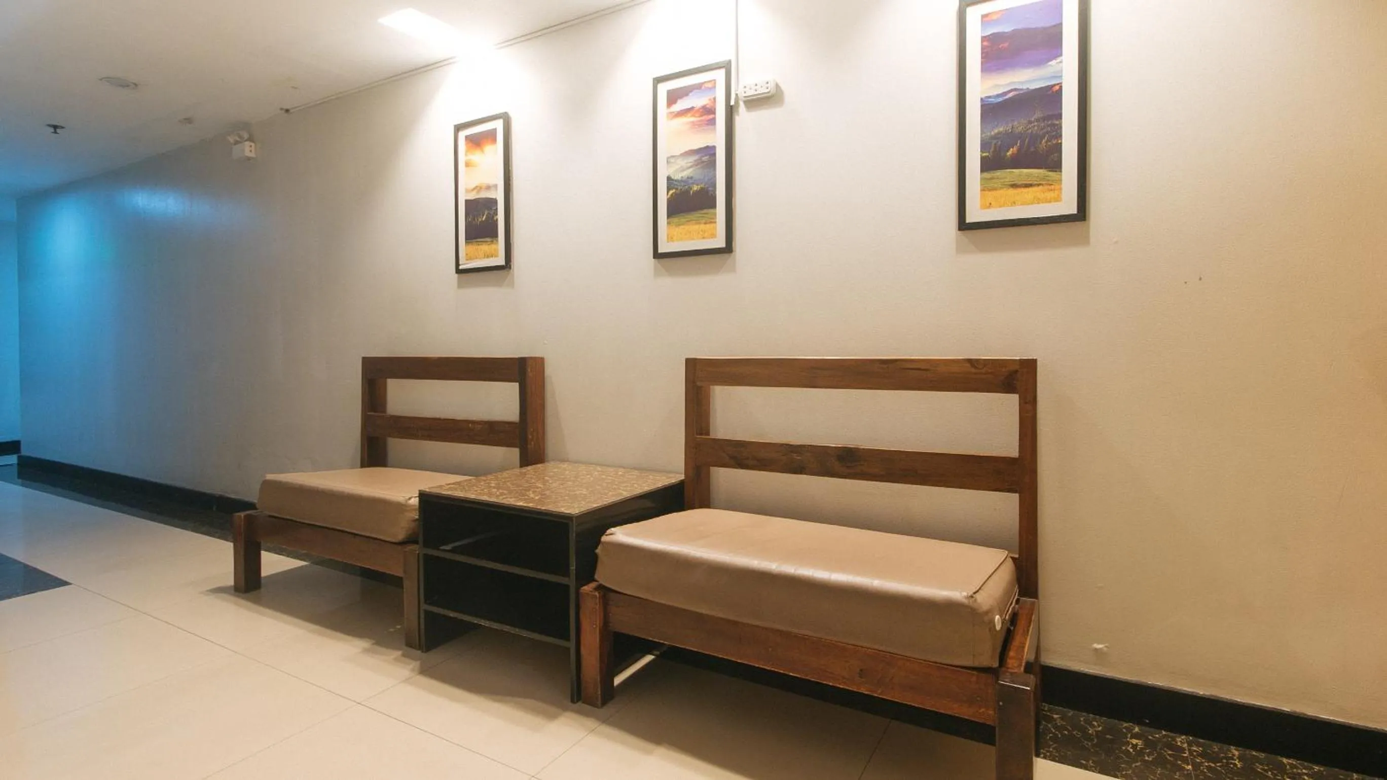 Seating area, Bed in RedDoorz at Ranchotel Bayanan Alabang