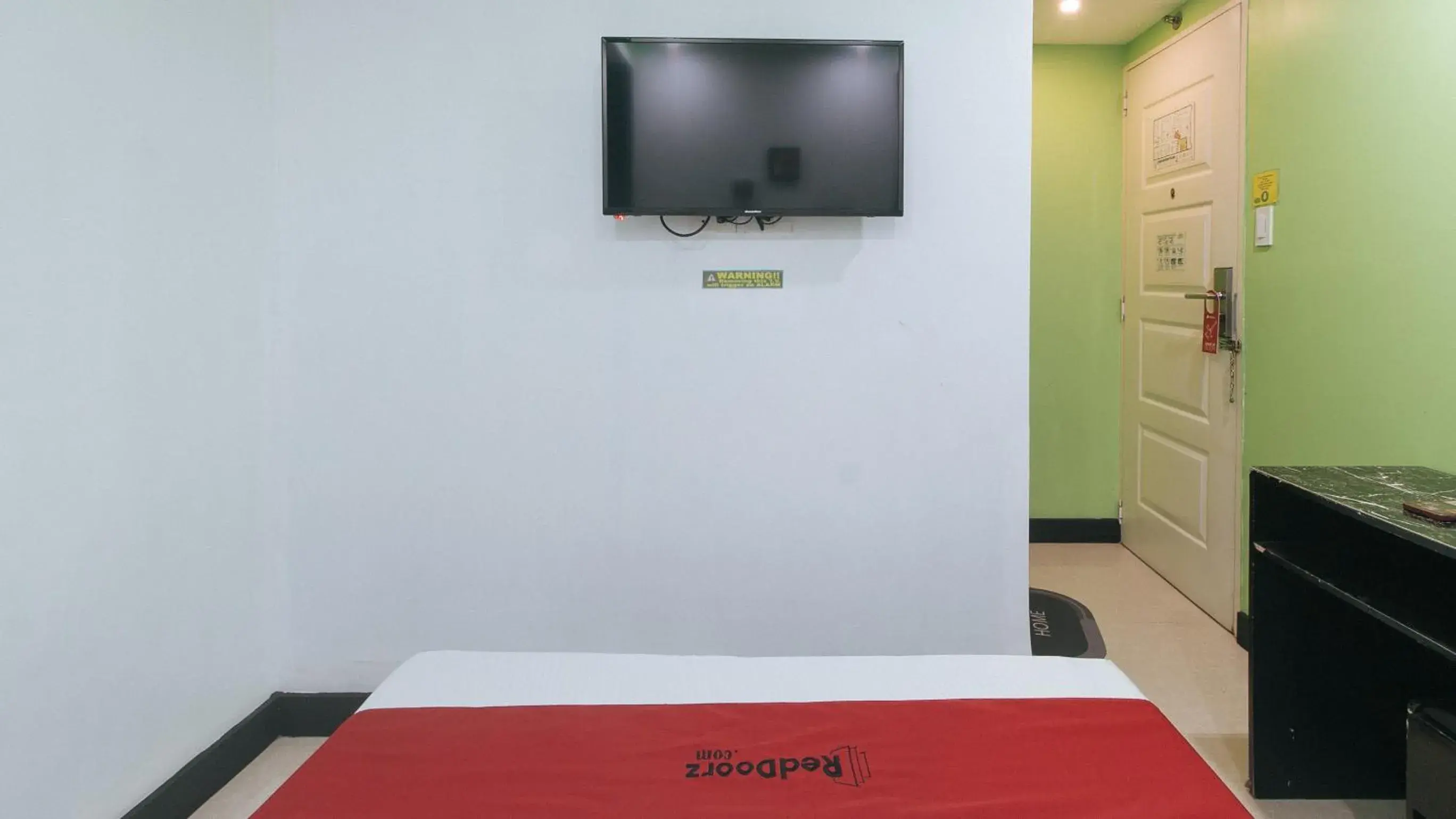 TV and multimedia, Bed in RedDoorz at Ranchotel Bayanan Alabang TV and multimedia, Bed in RedDoorz at Ranchotel Bayanan Alabang
