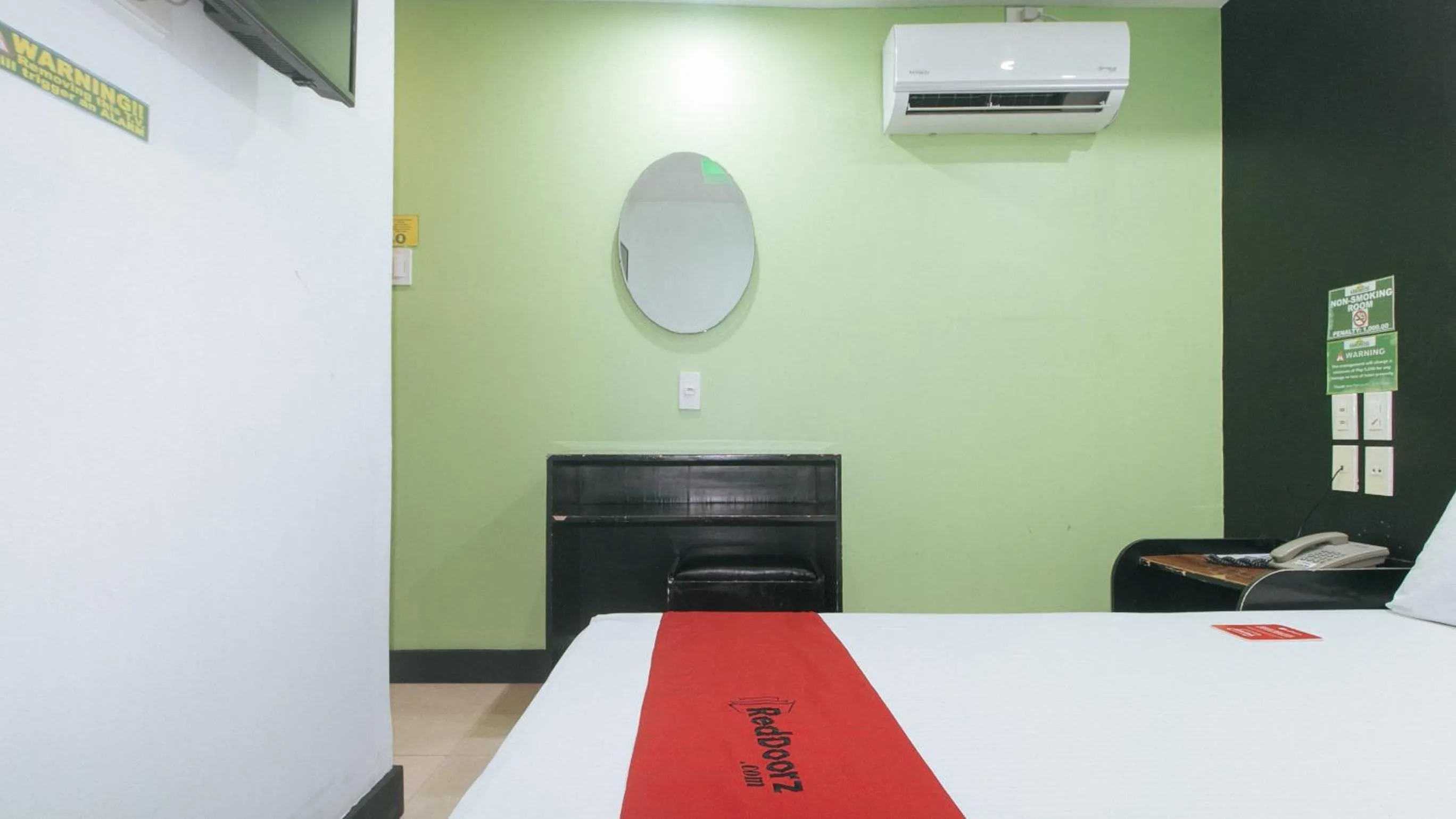 air conditioner, Bed in RedDoorz at Ranchotel Bayanan Alabang