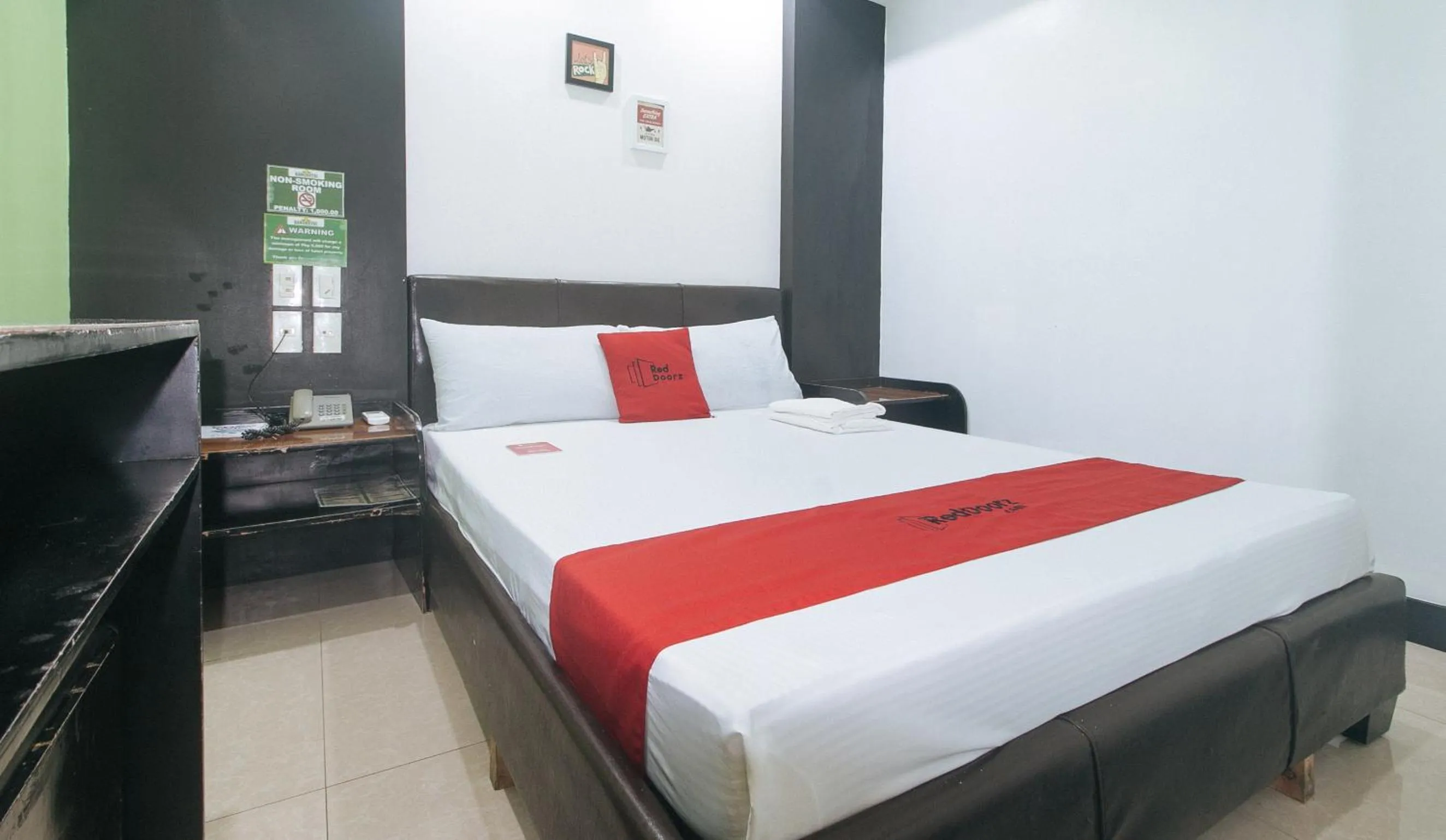 Bed in RedDoorz at Ranchotel Bayanan Alabang