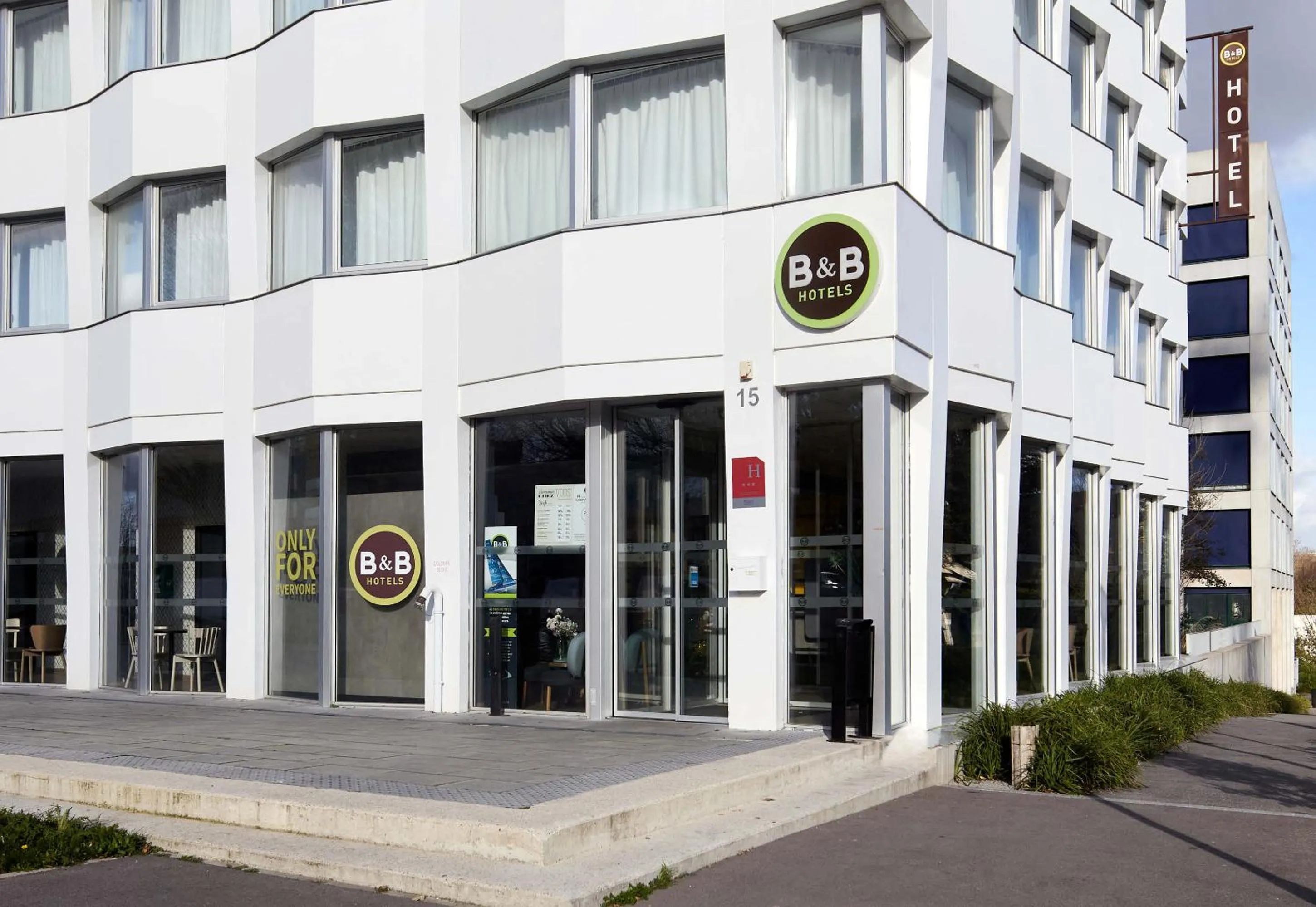 Facade/entrance in B&B HOTEL Massy Gare TGV