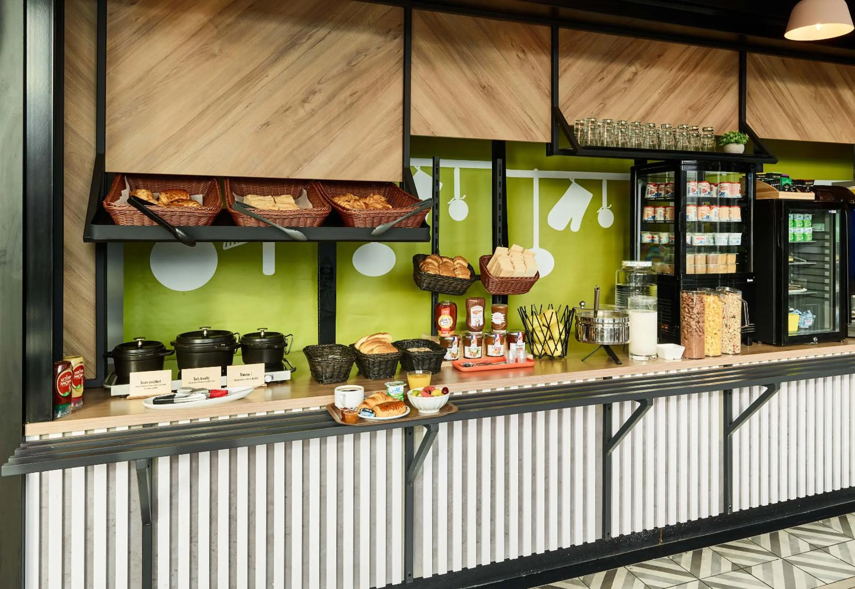 Buffet breakfast in B&B HOTEL Massy Gare TGV