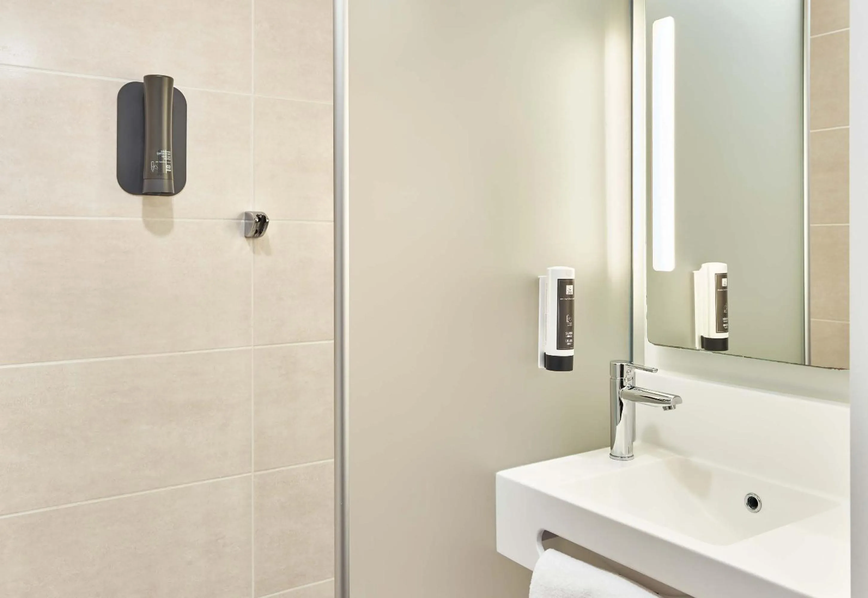 Bathroom in B&B HOTEL Massy Gare TGV