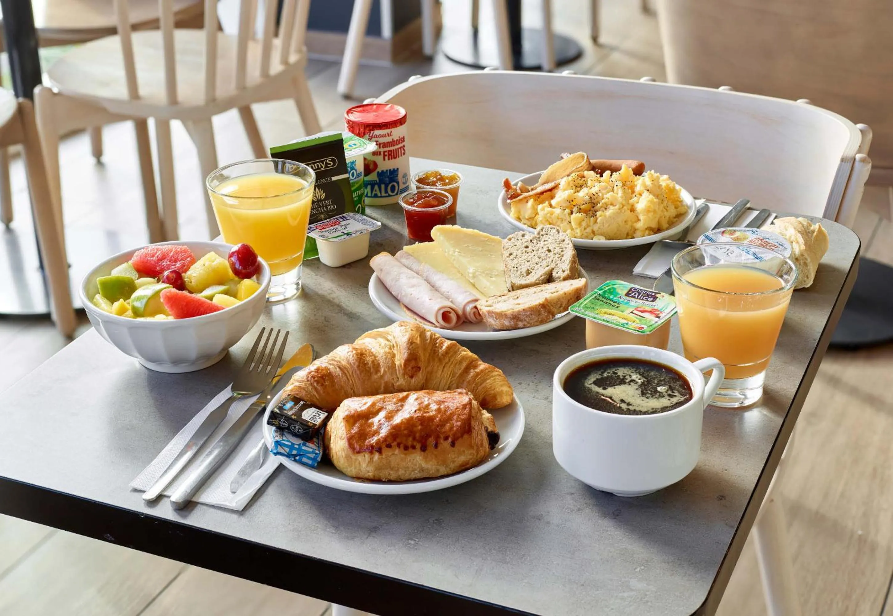 Buffet breakfast in B&B HOTEL Massy Gare TGV