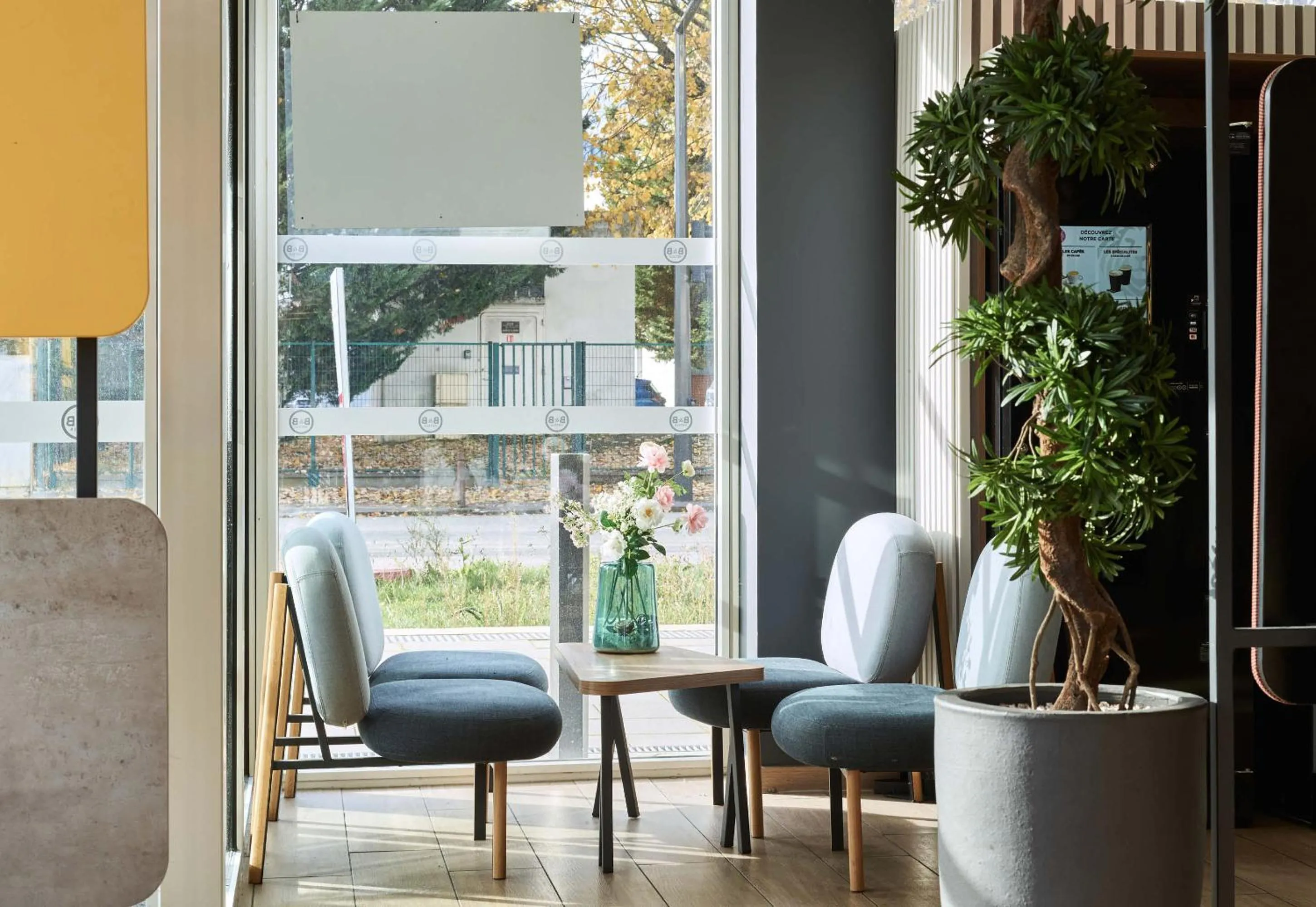 Seating area in B&B HOTEL Massy Gare TGV