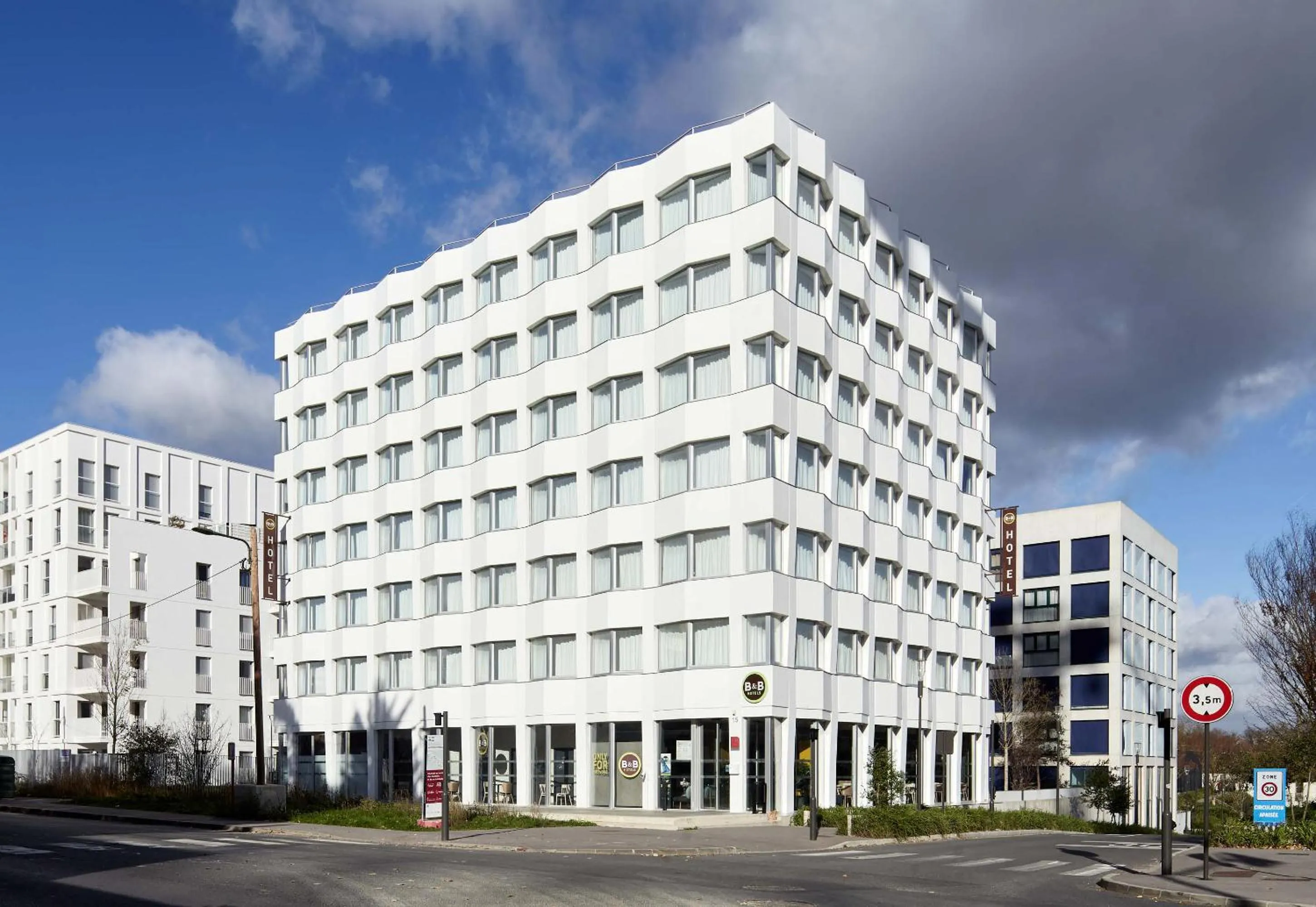 Property building in B&B HOTEL Massy Gare TGV