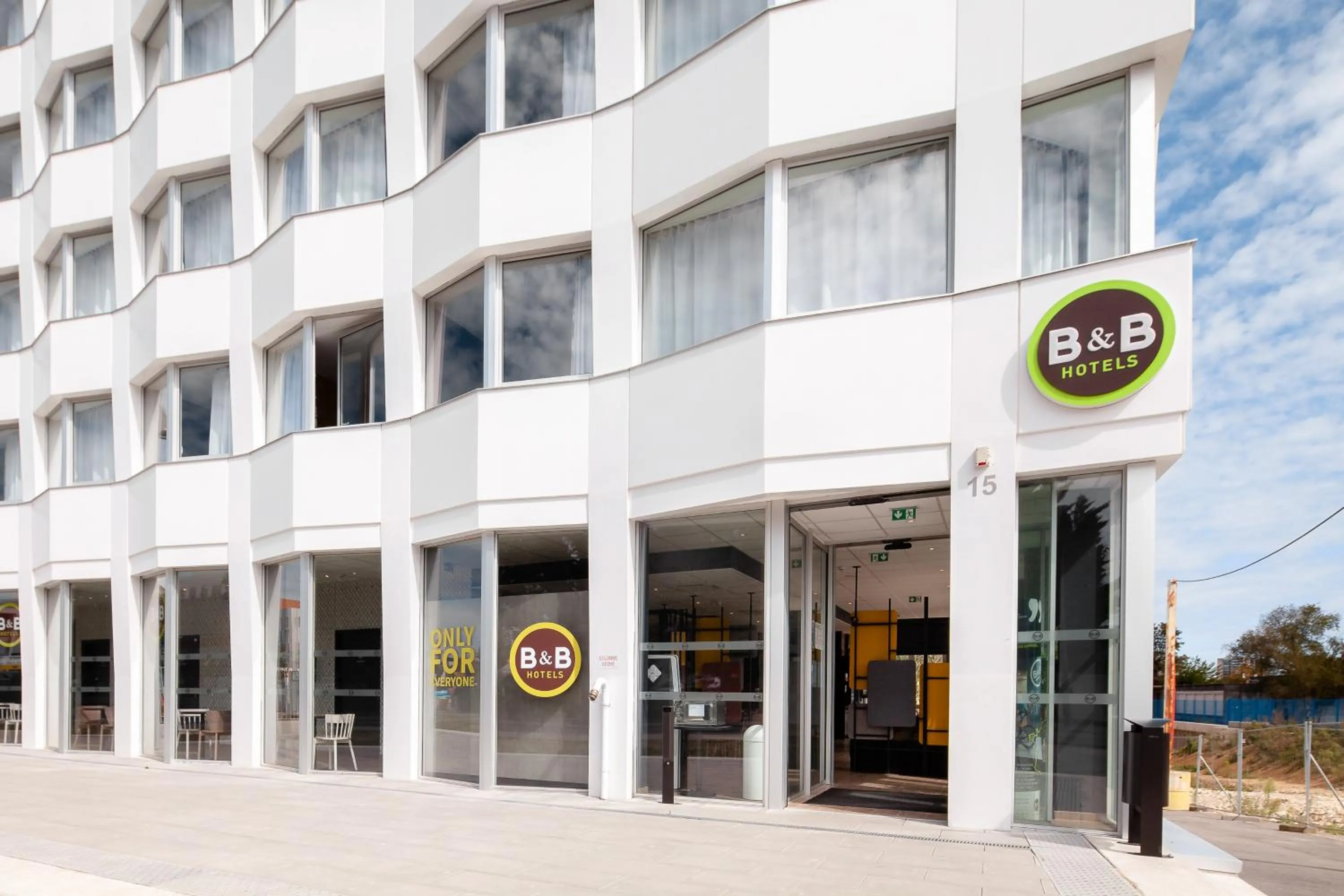 Facade/entrance in B&B HOTEL Massy Gare TGV