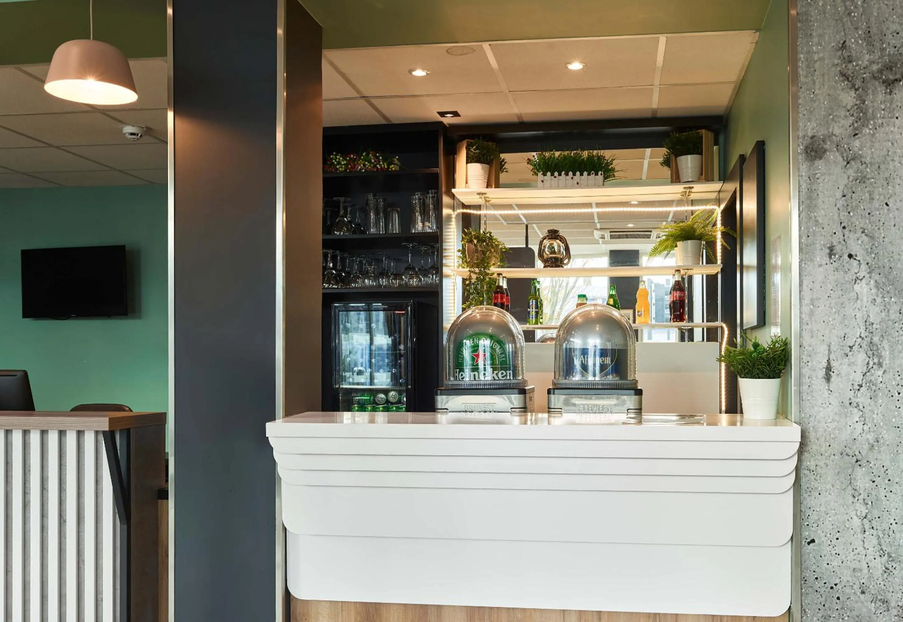 Lounge or bar in B&B HOTEL Massy Gare TGV