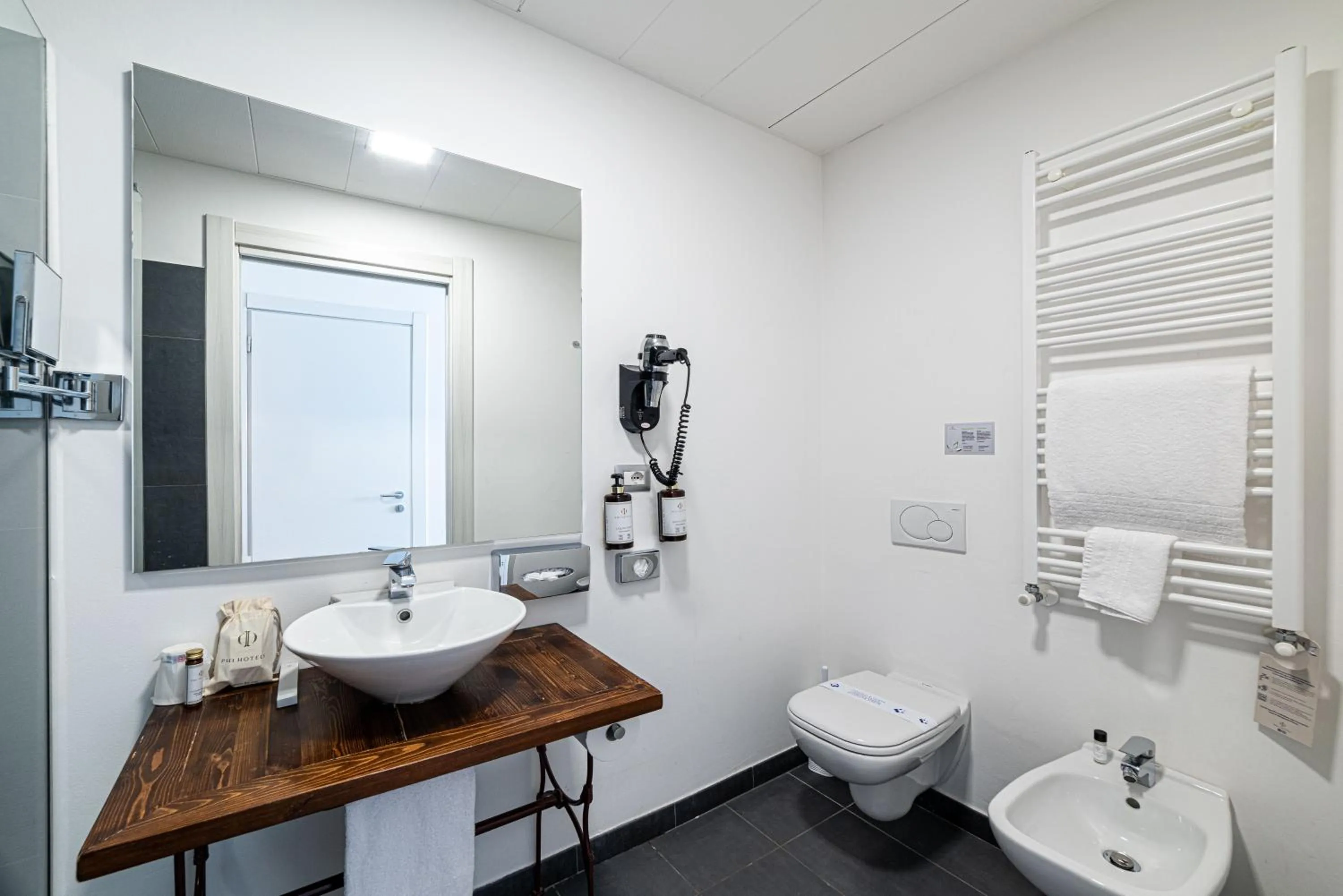 Shower in Phi Hotel Milano