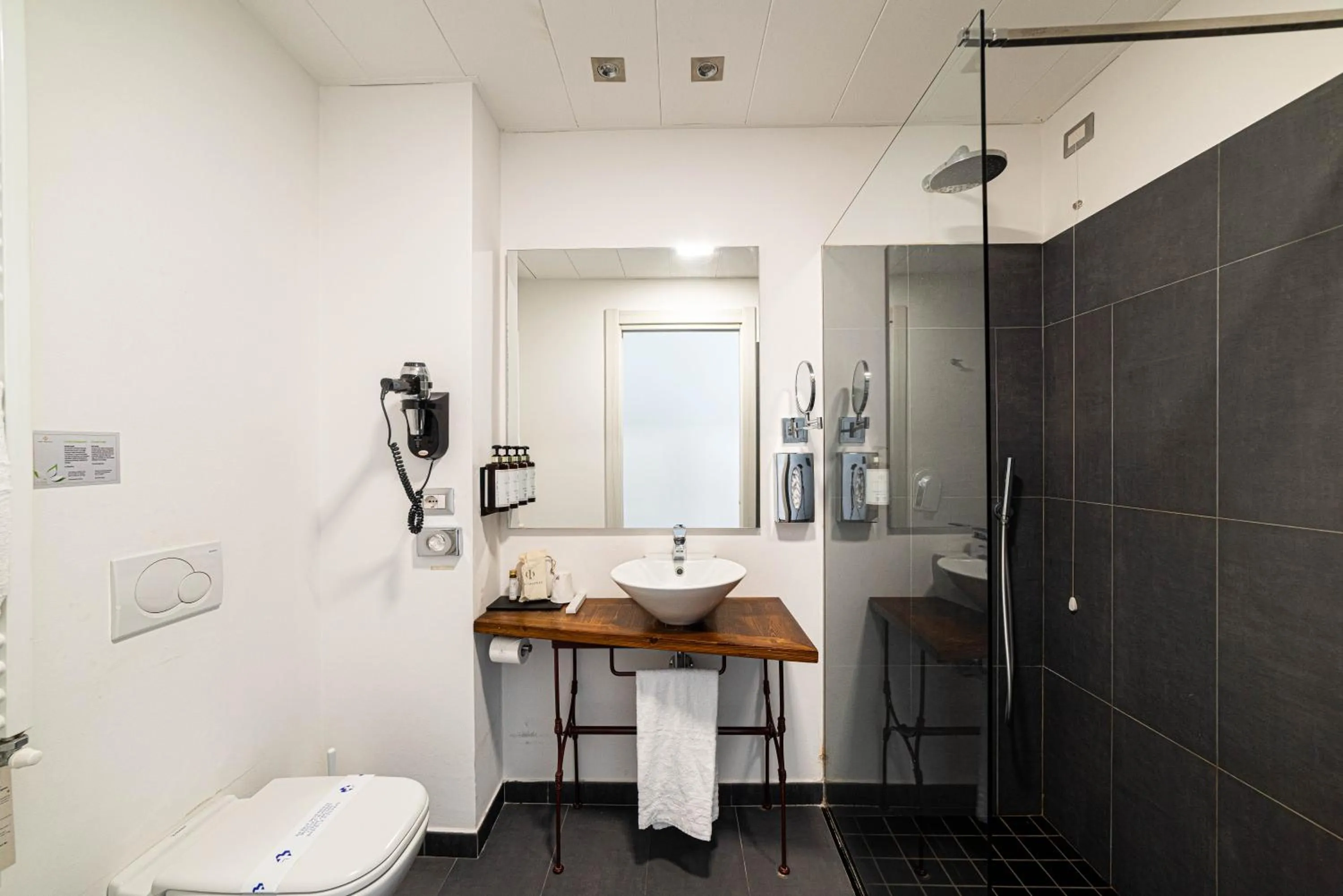 Shower in Phi Hotel Milano