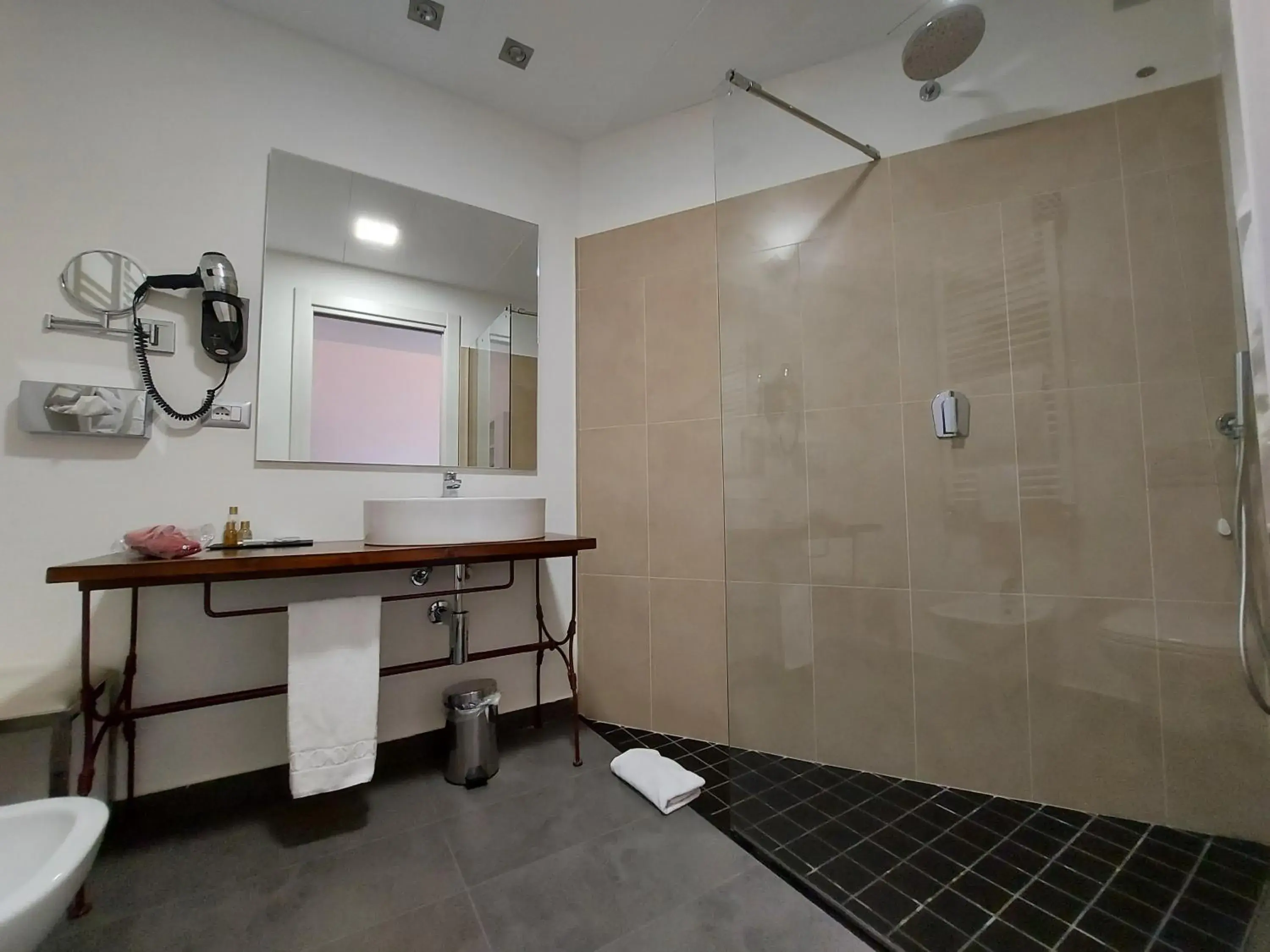 Comfort Double or Twin Room in Phi Hotel Milano Comfort Double or Twin Room in Phi Hotel Milano