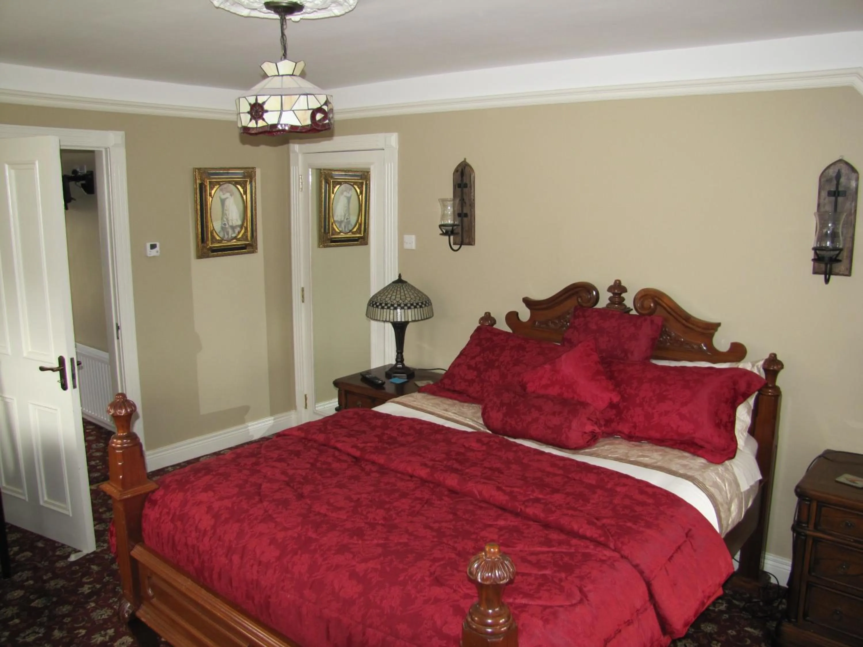 Photo of the whole room, Bed in Riverside Lodge