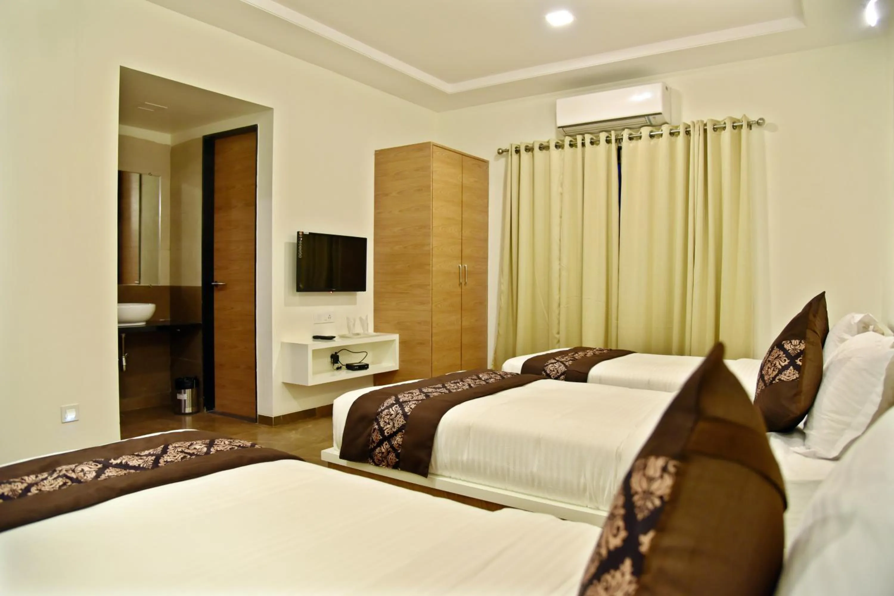 Bed in Hotel Grand Ecotel, Aurangabad